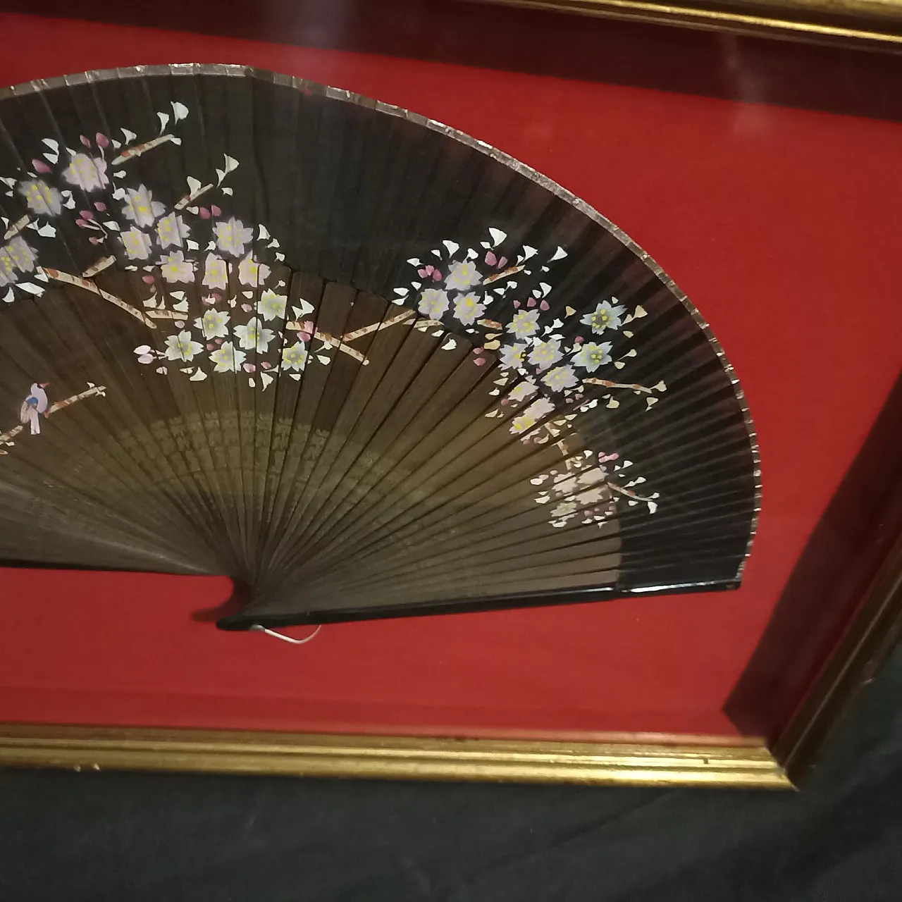 Japanese fan in a gilded wood and glass case, 1930s 13