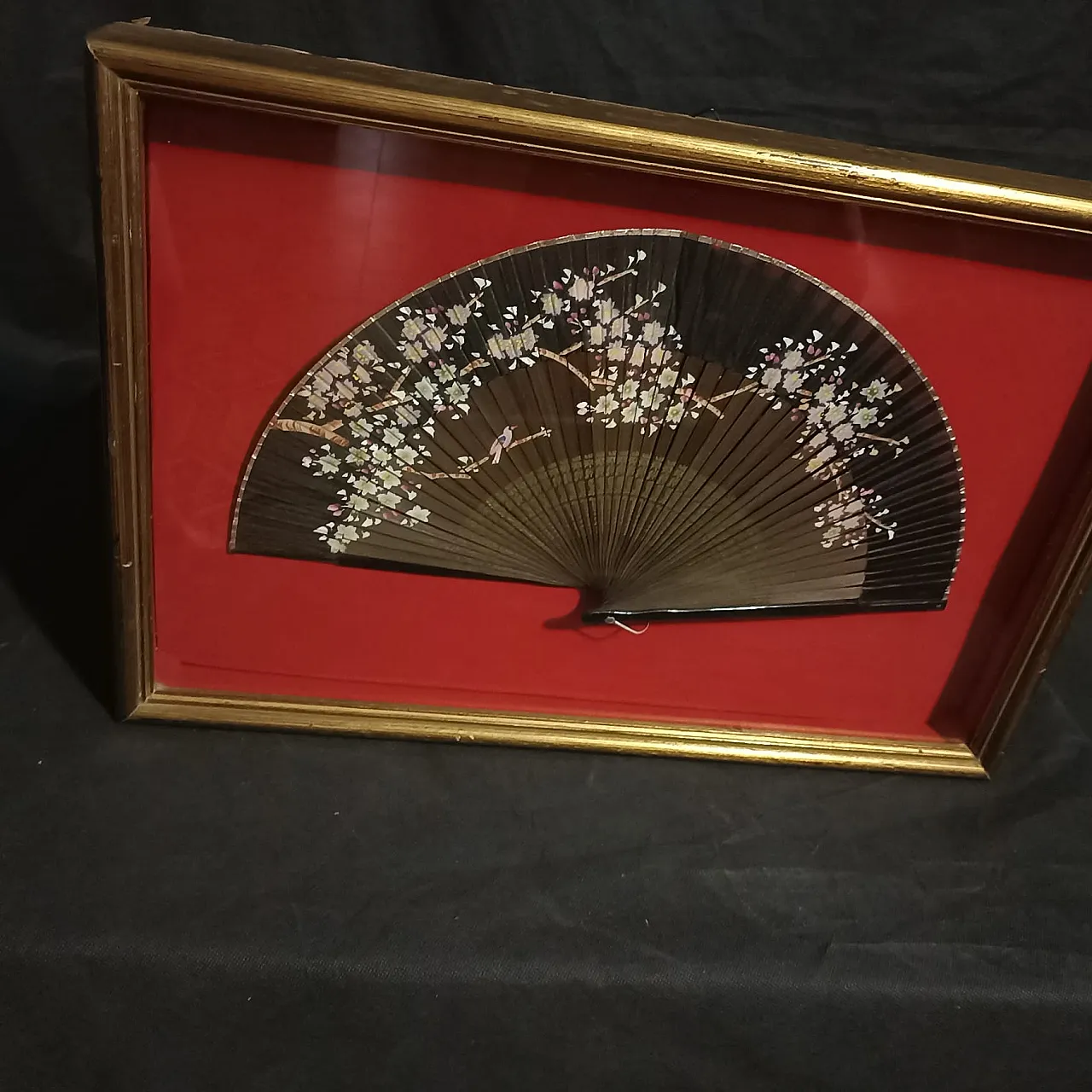 Japanese fan in a gilded wood and glass case, 1930s 14