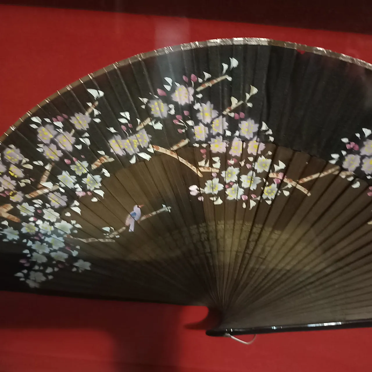 Japanese fan in a gilded wood and glass case, 1930s 16