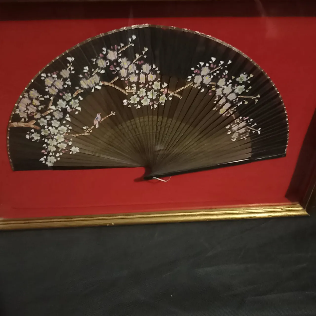 Japanese fan in a gilded wood and glass case, 1930s 17