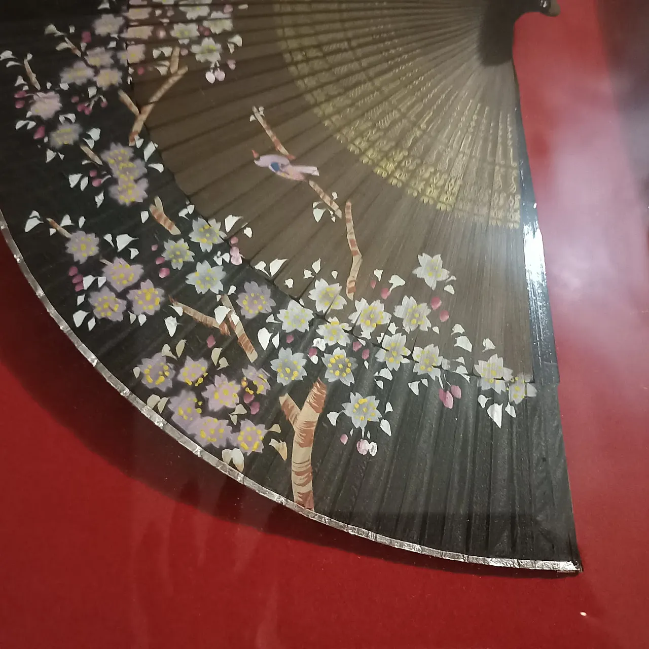 Japanese fan in a gilded wood and glass case, 1930s 19