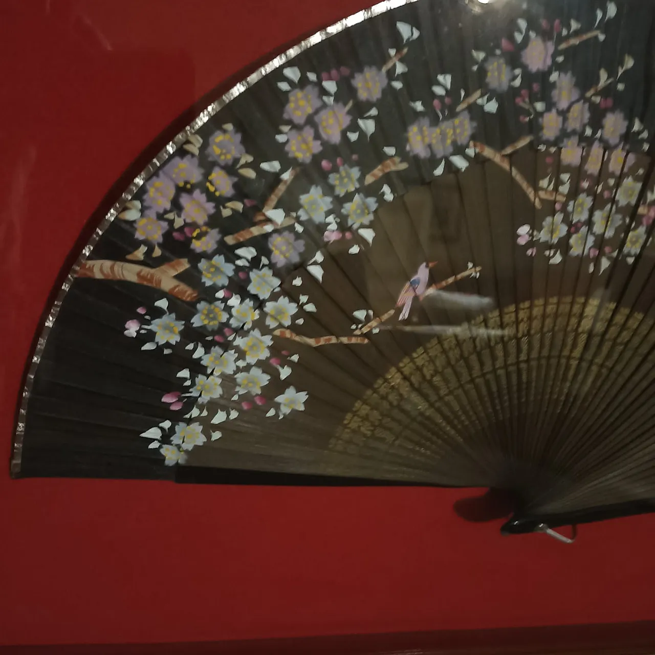 Japanese fan in a gilded wood and glass case, 1930s 22