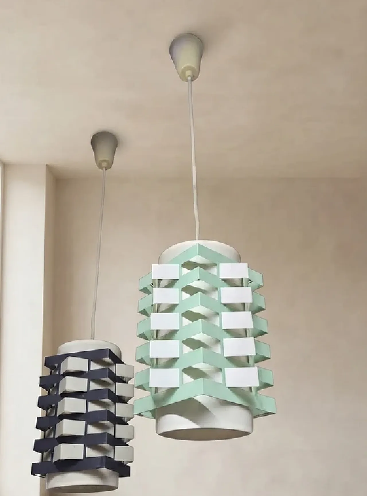 Coppia di lampade da tavolo, design scultoreo in metallo, anni '70 1