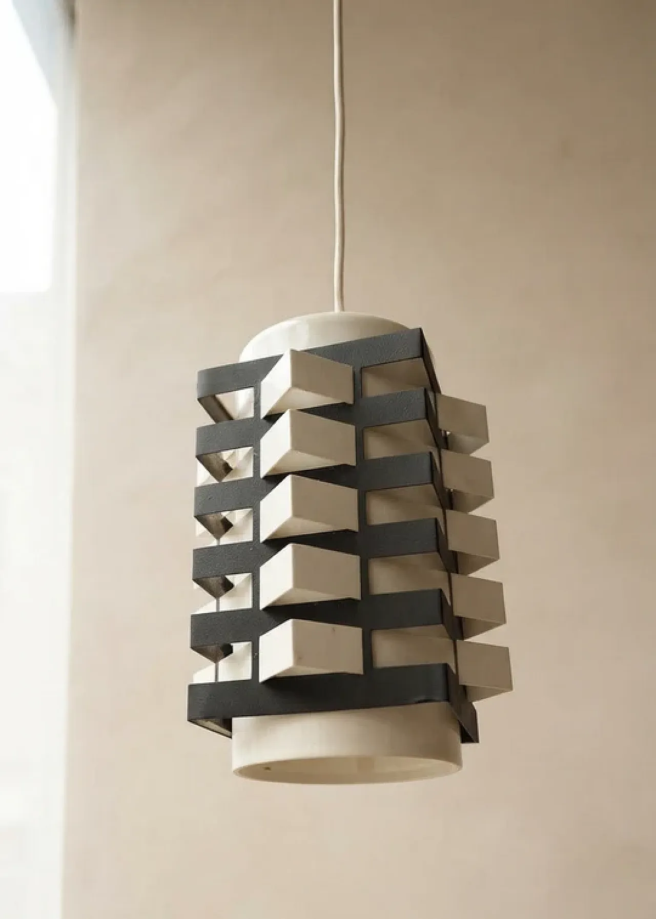 Coppia di lampade da tavolo, design scultoreo in metallo, anni '70 3