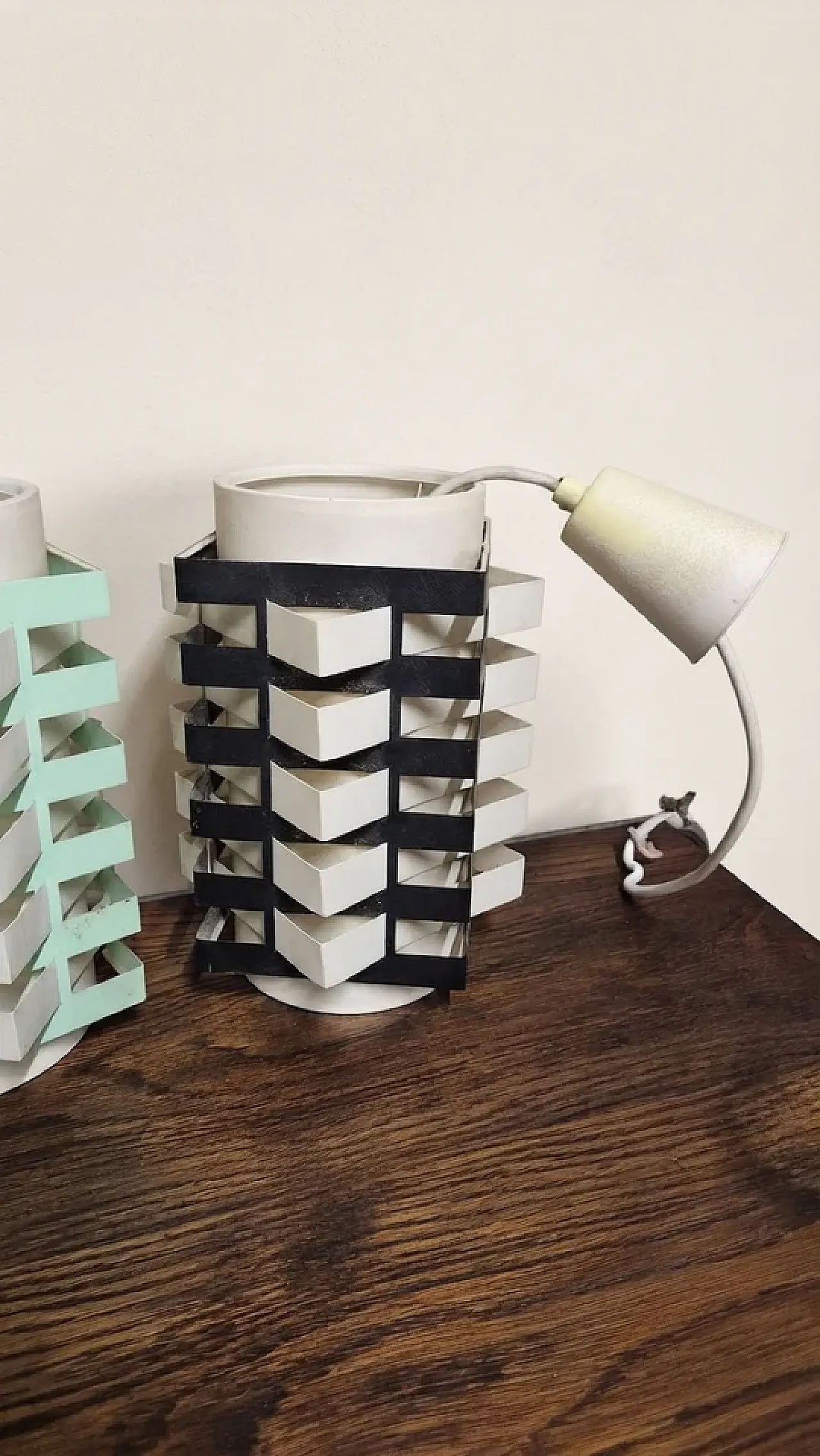 Coppia di lampade da tavolo, design scultoreo in metallo, anni '70 6