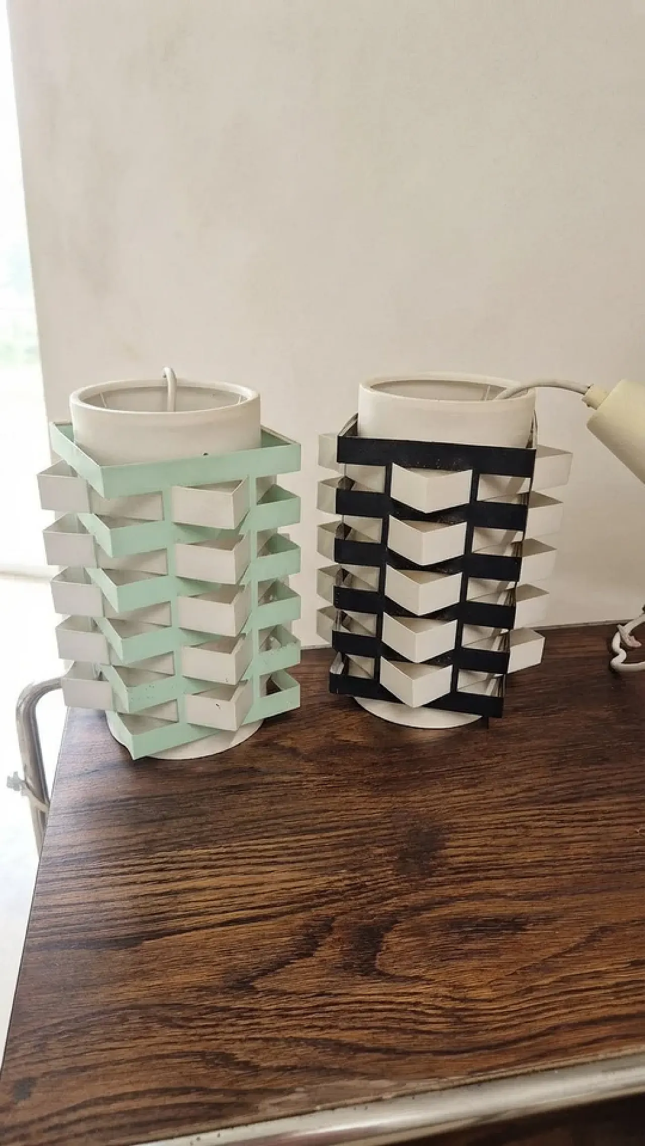 Coppia di lampade da tavolo, design scultoreo in metallo, anni '70 7