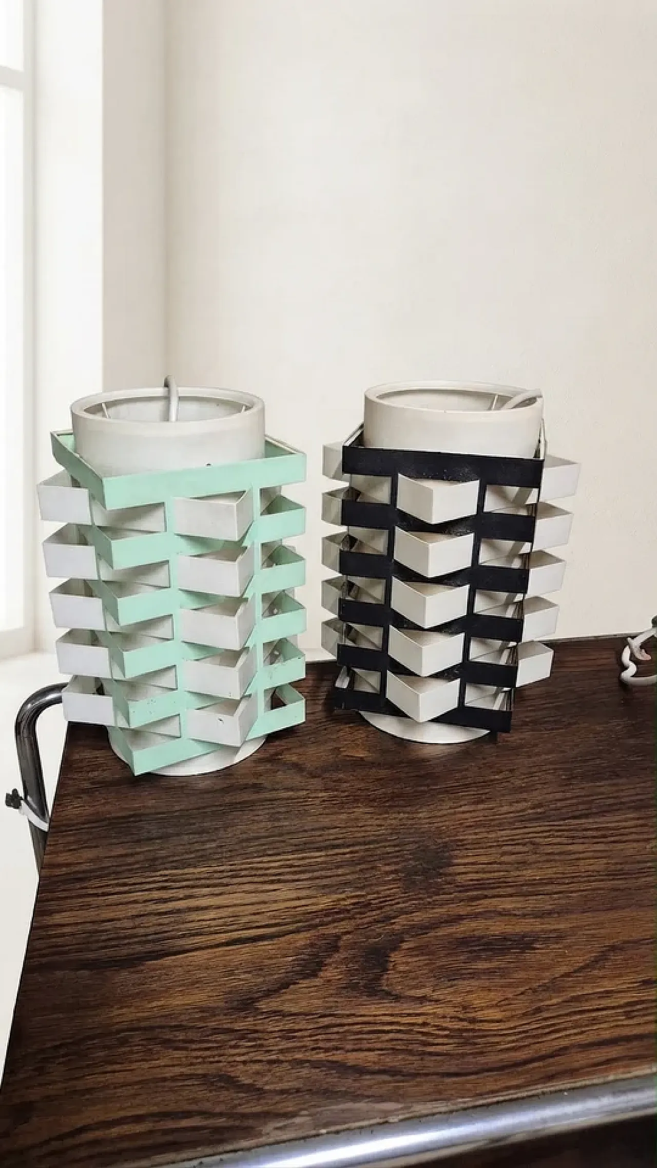 Coppia di lampade da tavolo, design scultoreo in metallo, anni '70 10