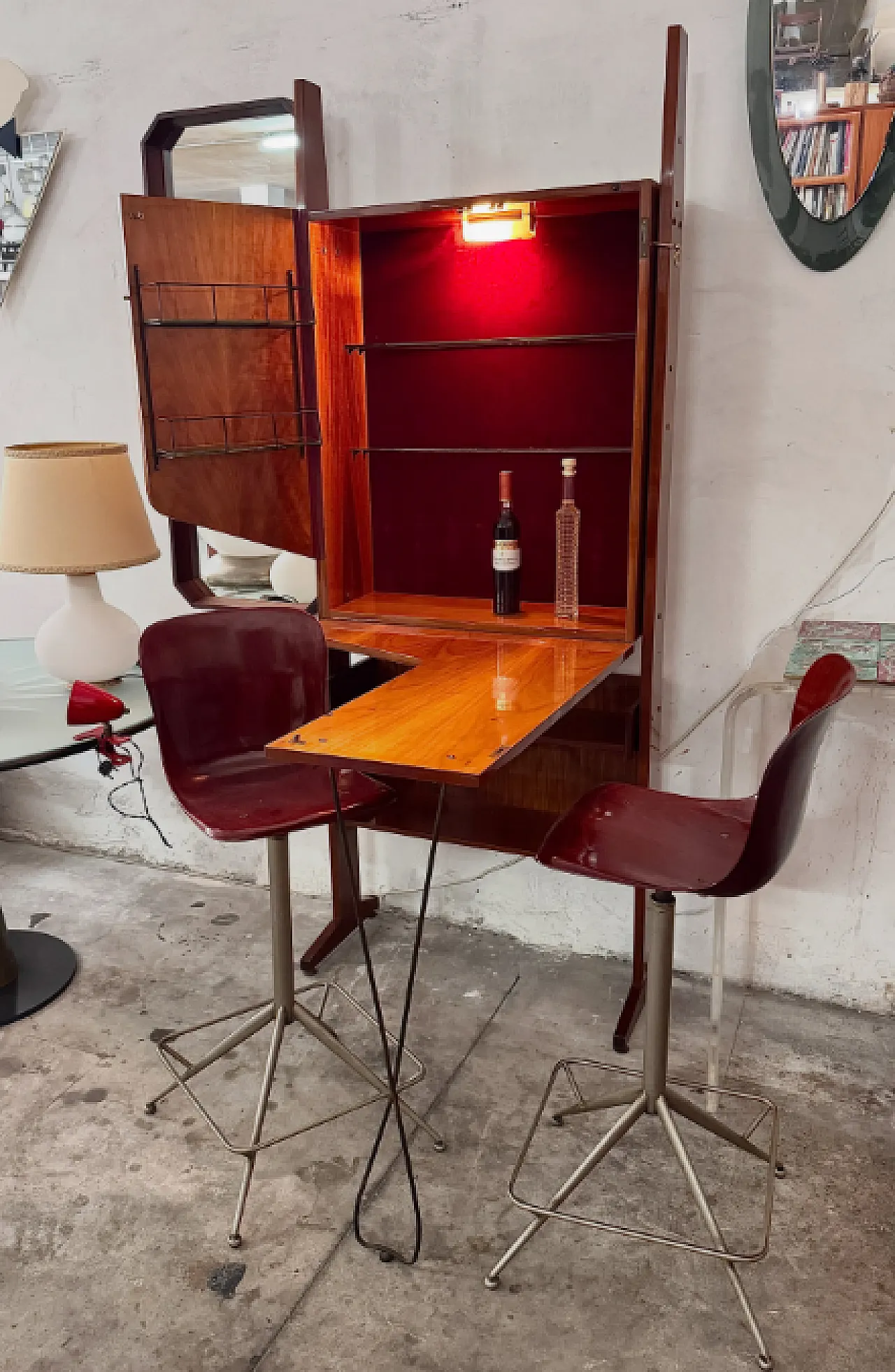 Mobile bar in mogano con piano estraibile e luce integrata, anni ’60 1