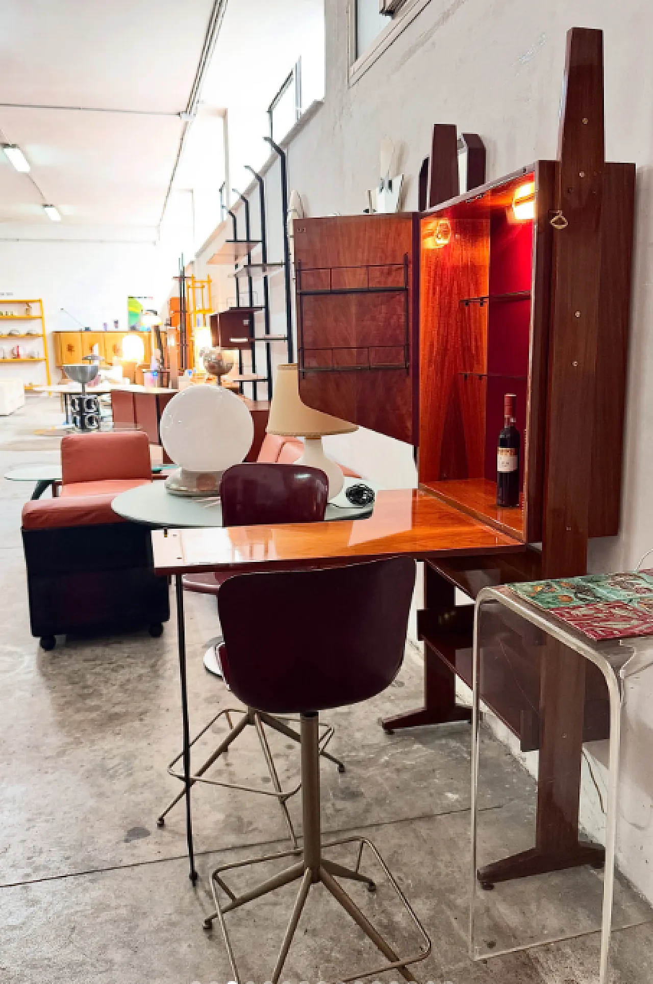 Mobile bar in mogano con piano estraibile e luce integrata, anni ’60 2