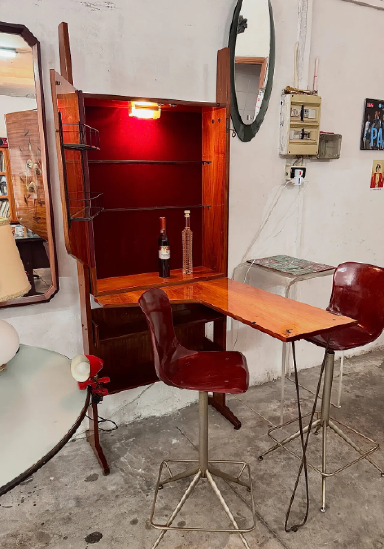 Mobile bar in mogano con piano estraibile e luce integrata, anni ’60 3