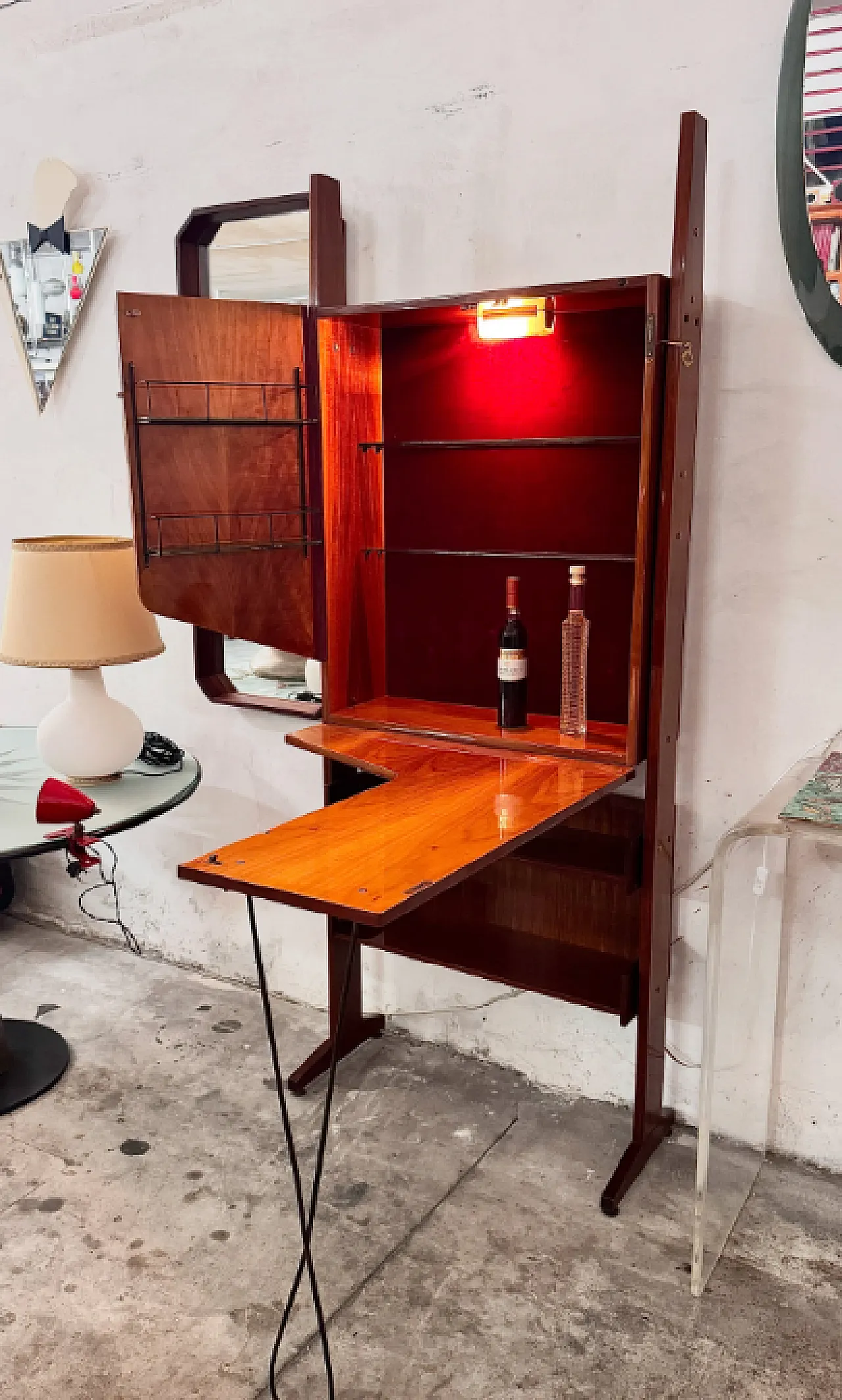 Mobile bar in mogano con piano estraibile e luce integrata, anni ’60 4