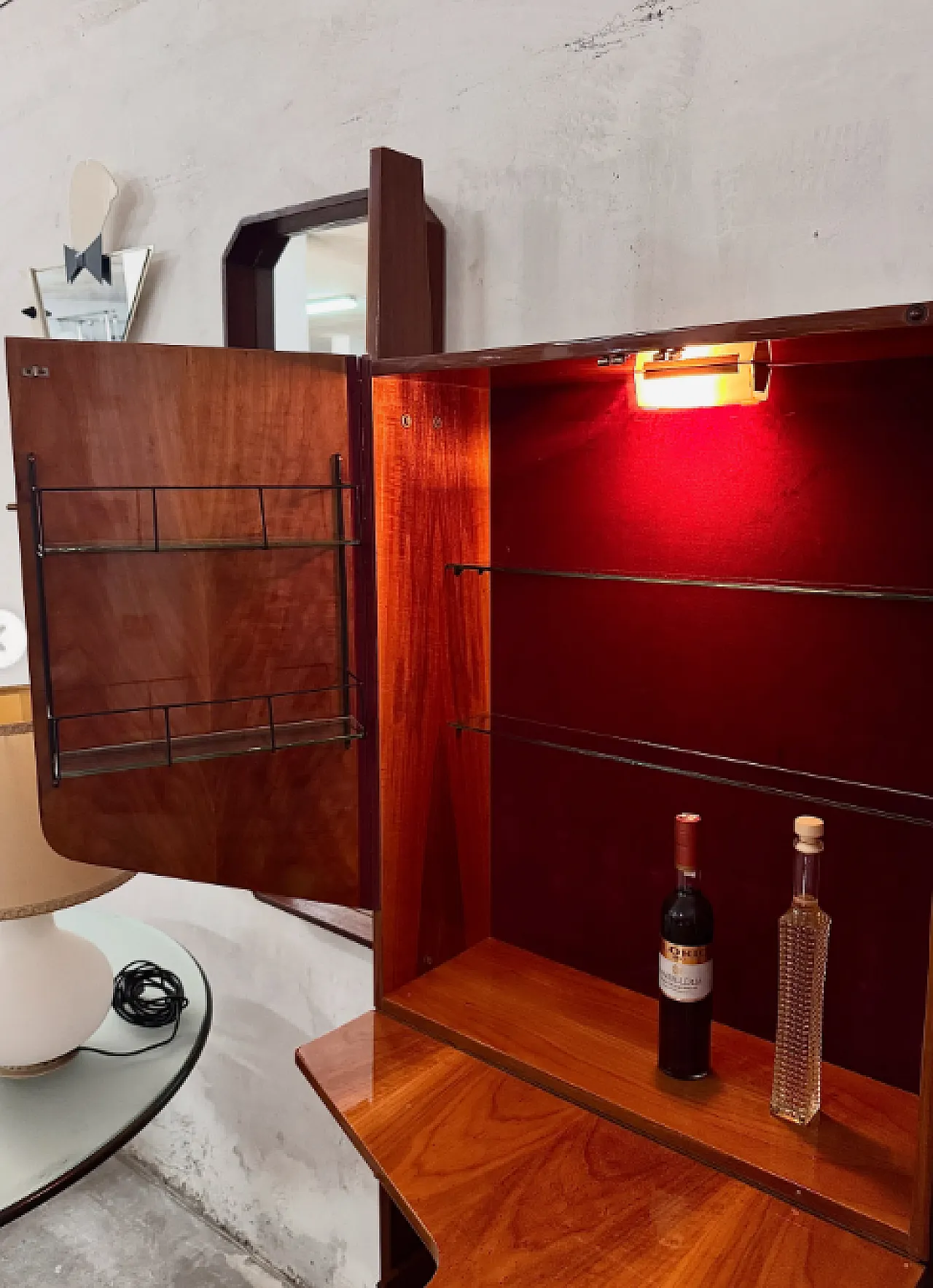 Mobile bar in mogano con piano estraibile e luce integrata, anni ’60 5
