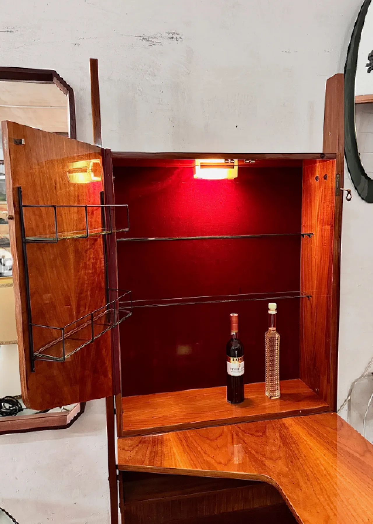 Mobile bar in mogano con piano estraibile e luce integrata, anni ’60 6