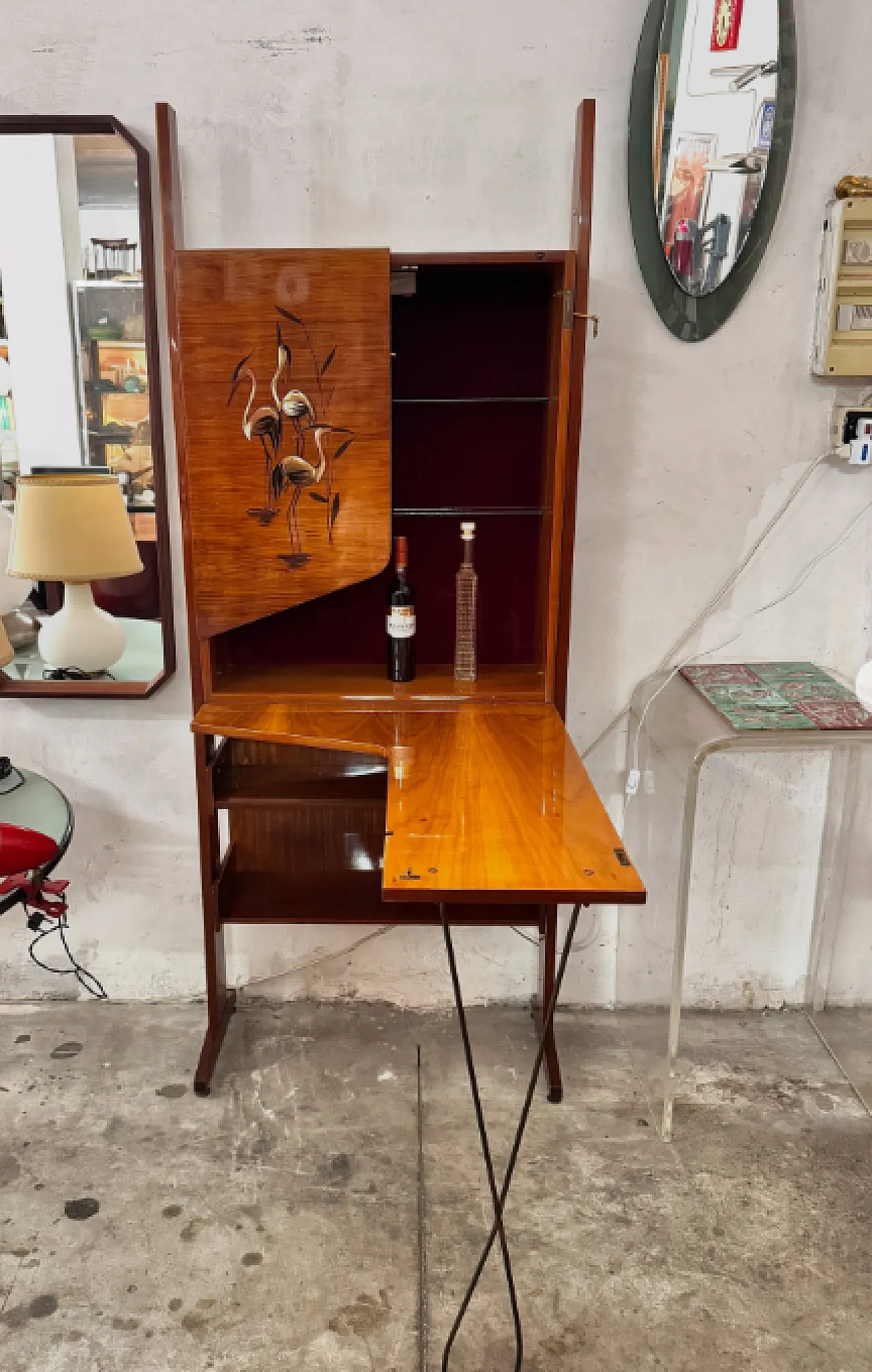 Mobile bar in mogano con piano estraibile e luce integrata, anni ’60 7
