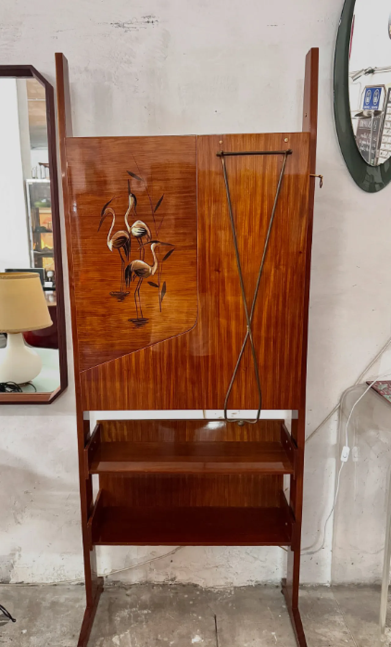 Mobile bar in mogano con piano estraibile e luce integrata, anni ’60 8