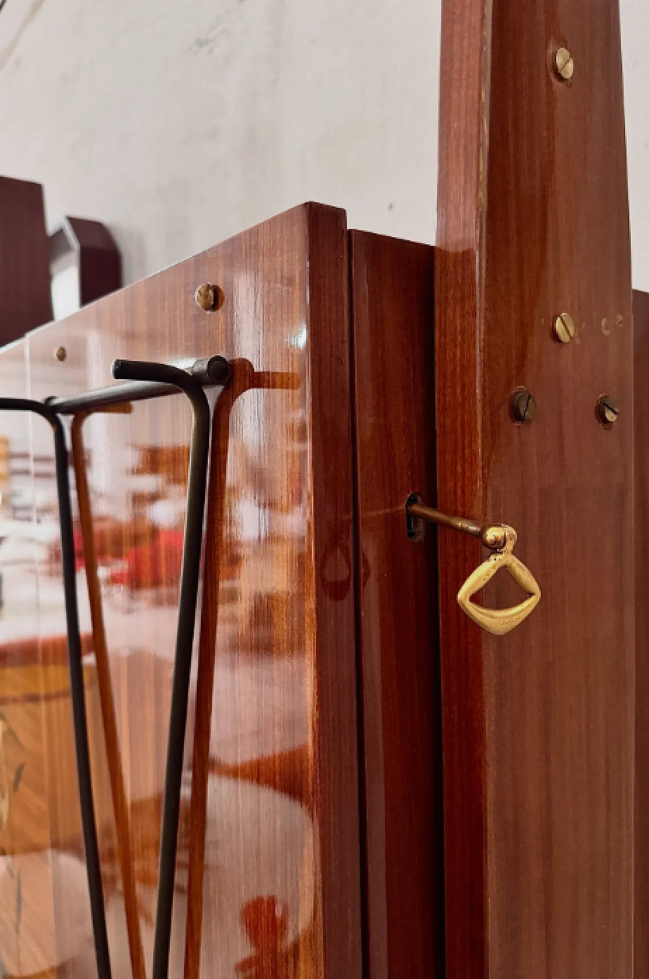 Mobile bar in mogano con piano estraibile e luce integrata, anni ’60 10
