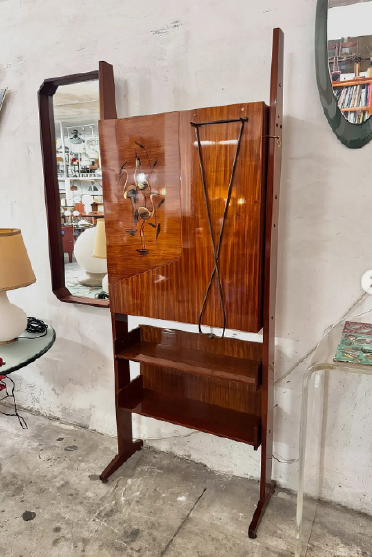 Mobile bar in mogano con piano estraibile e luce integrata, anni ’60 11