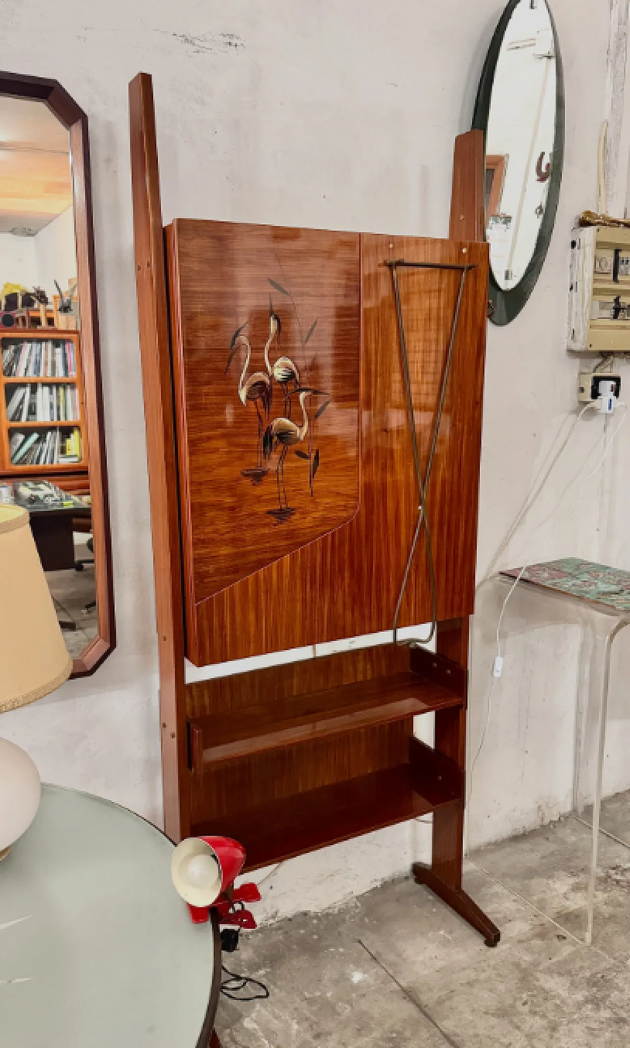 Mobile bar in mogano con piano estraibile e luce integrata, anni ’60 12