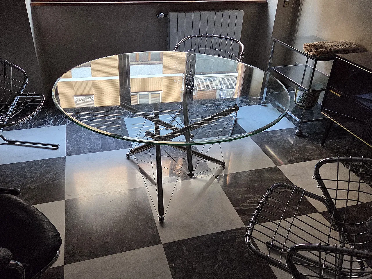 714 round table by T. Waddell and 4 Flynn chairs by G. Rinaldi, 1970s 1