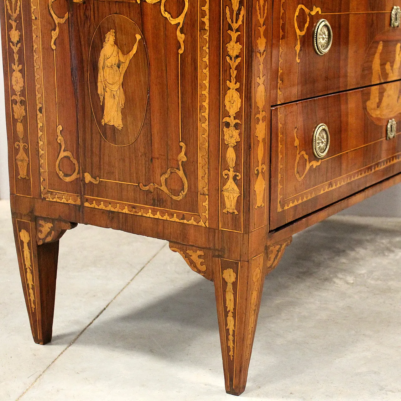Louis XVI chest of drawers in inlaid walnut, 19th century Italy 9