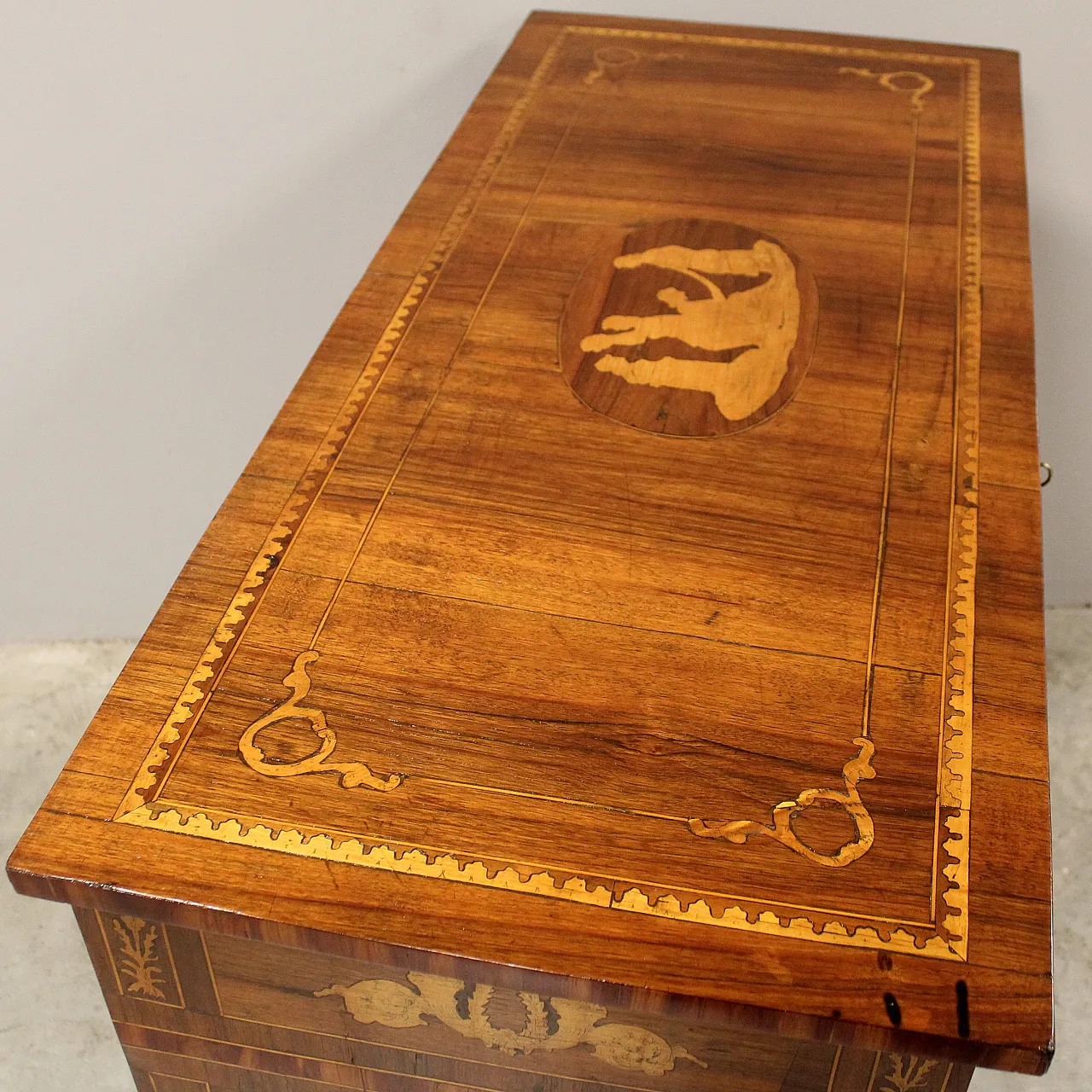 Louis XVI chest of drawers in inlaid walnut, 19th century Italy 11