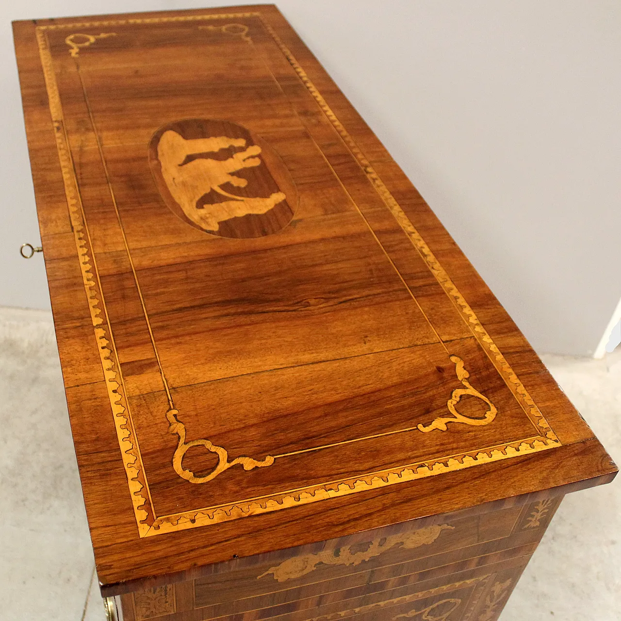 Louis XVI chest of drawers in inlaid walnut, 19th century Italy 12