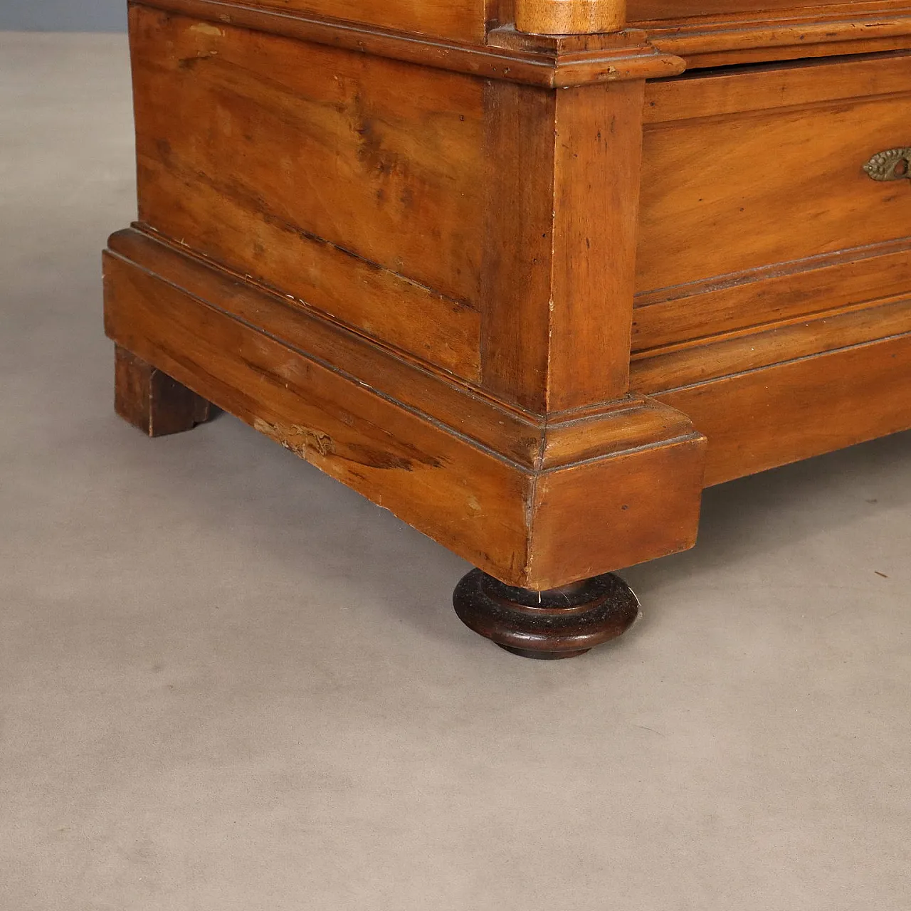 Walnut display cabinet with glass doors, late 19th century 8