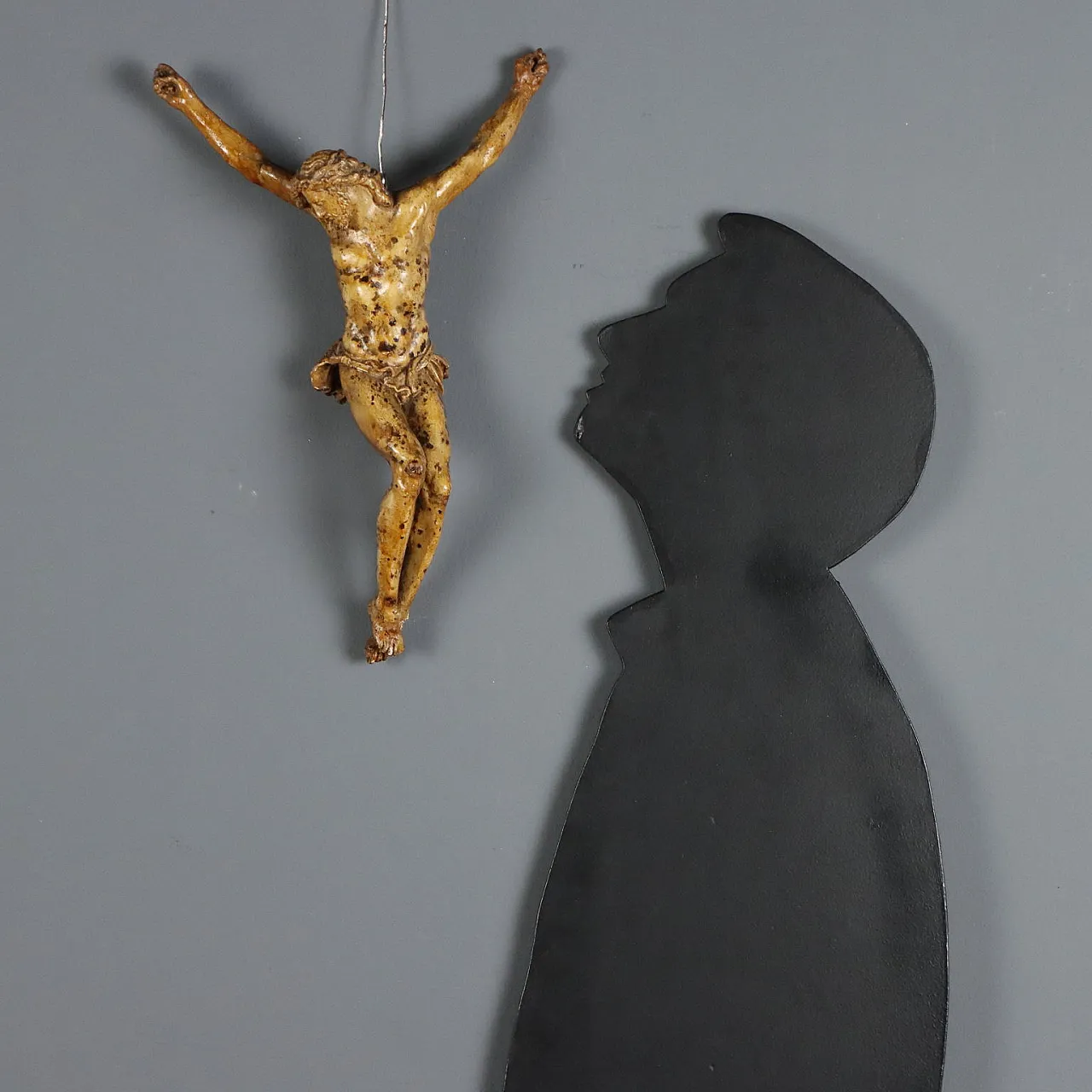 Carved and lacquered wooden crucifix, 18th century 2