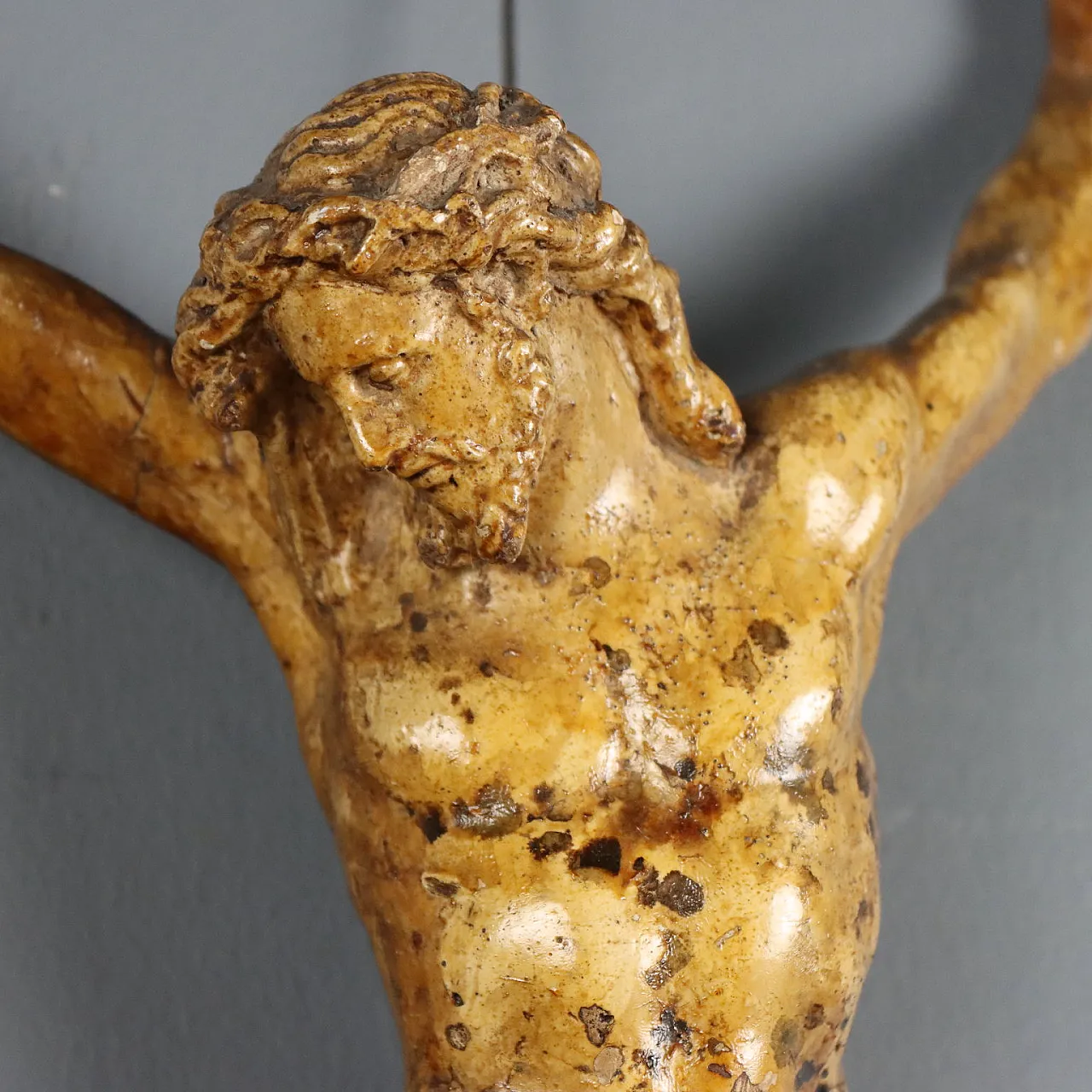 Carved and lacquered wooden crucifix, 18th century 3