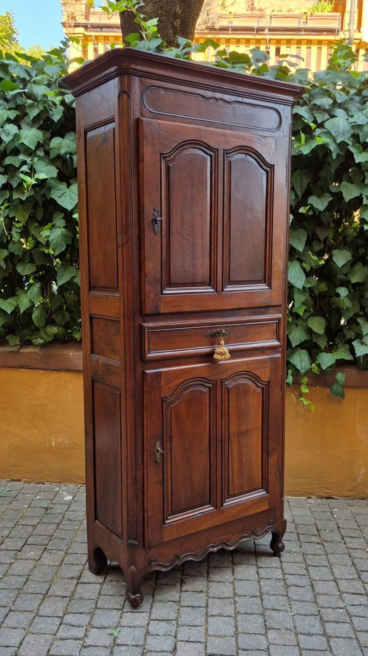 Walnut wood narrow sideboard, mid-18th century 2