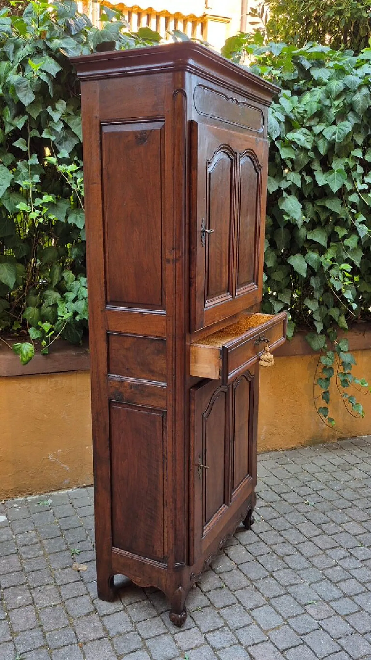 Walnut wood narrow sideboard, mid-18th century 3