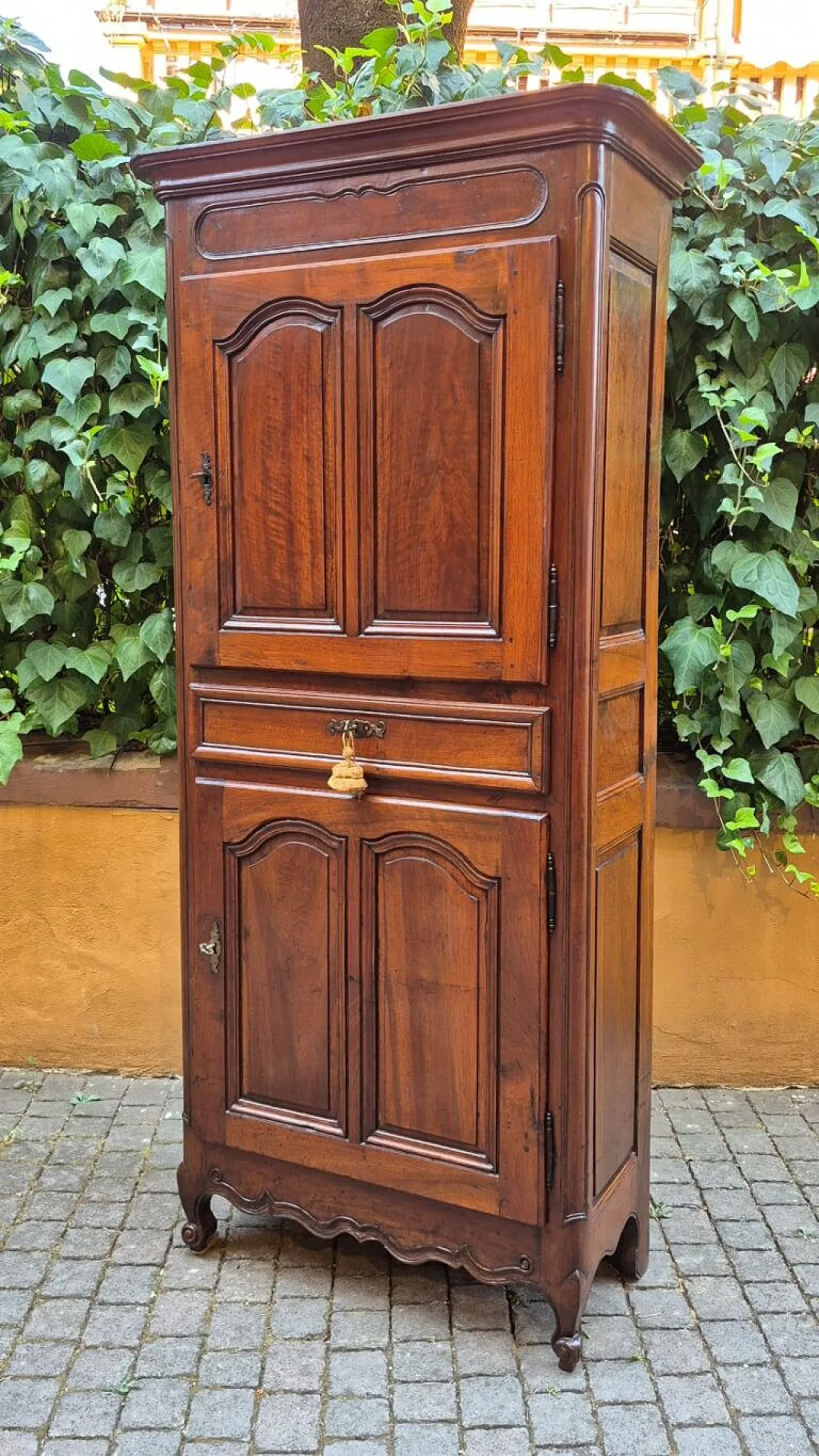 Walnut wood narrow sideboard, mid-18th century 4