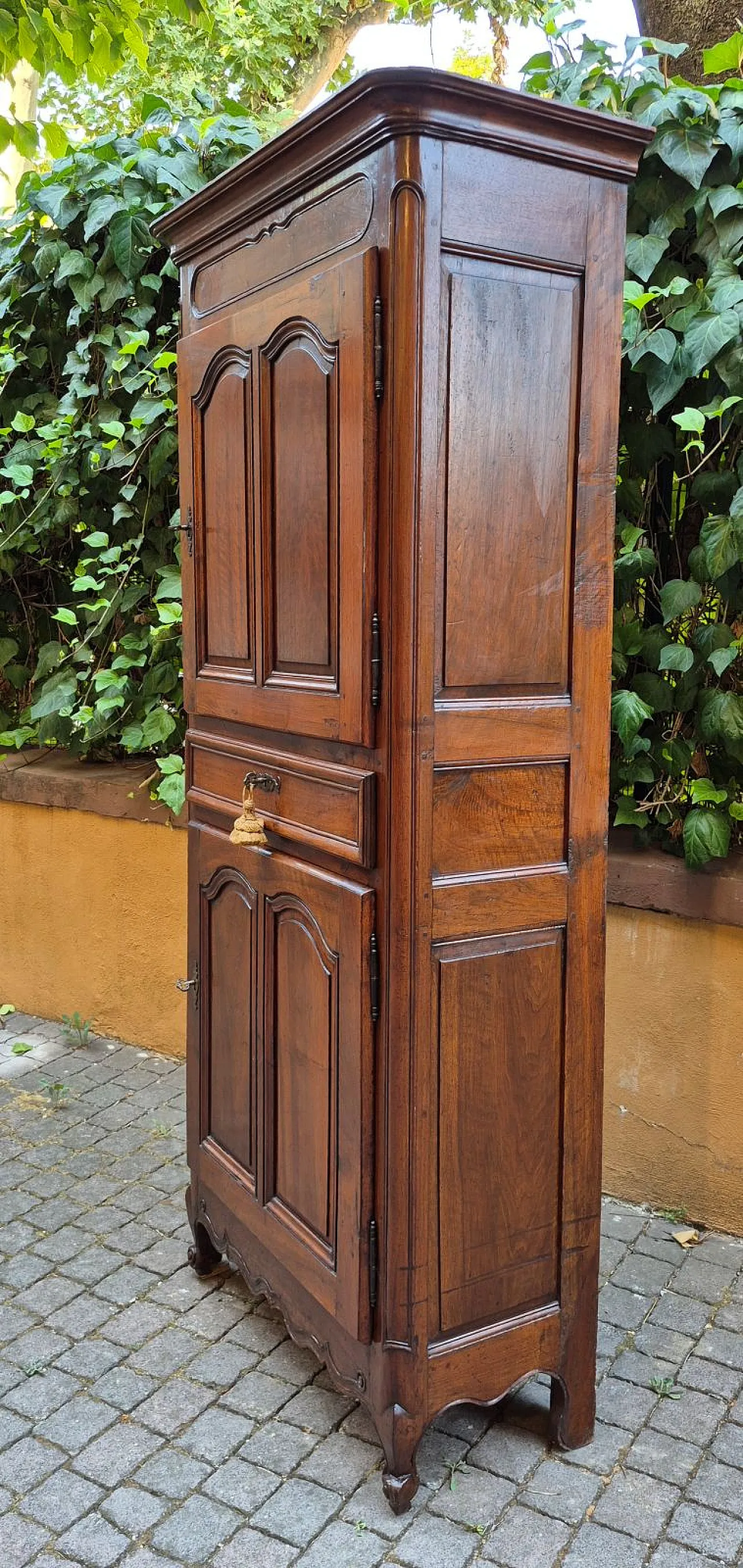 Walnut wood narrow sideboard, mid-18th century 5
