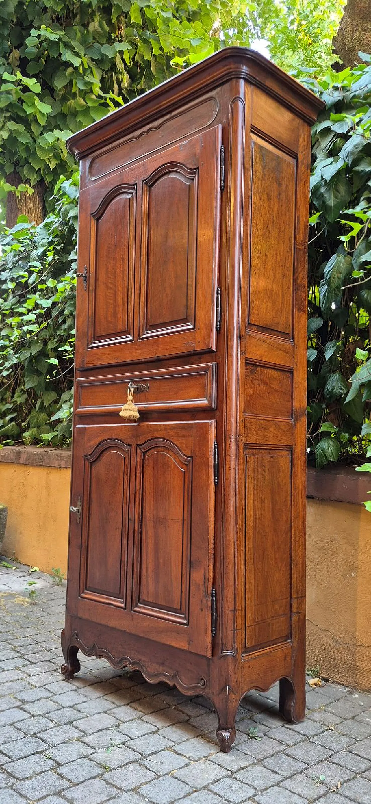 Walnut wood narrow sideboard, mid-18th century 6