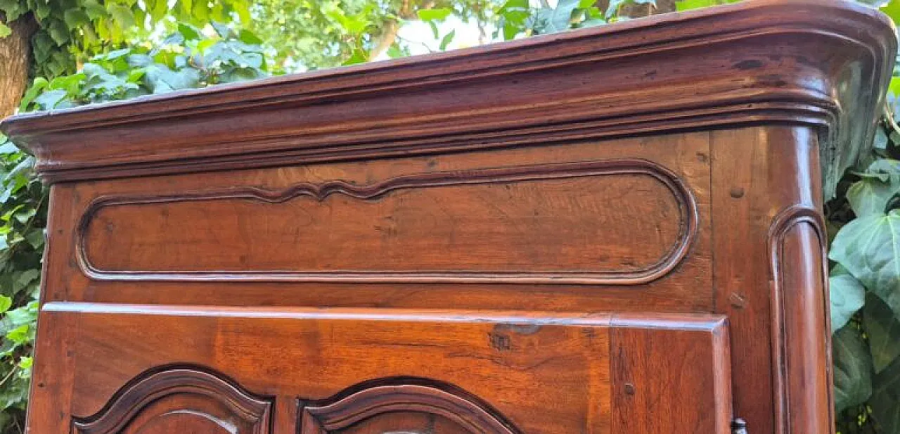 Walnut wood narrow sideboard, mid-18th century 9