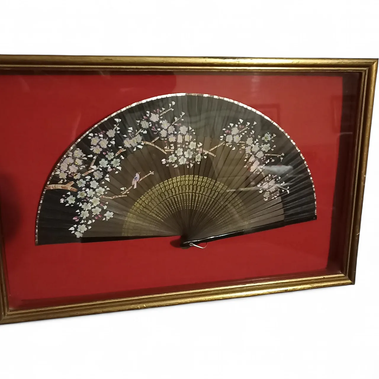 Japanese fan in a gilded wood and glass case, 1930s 23