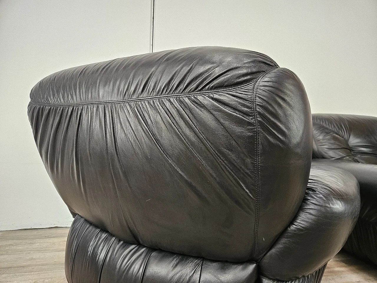 Black leather club chairs 16