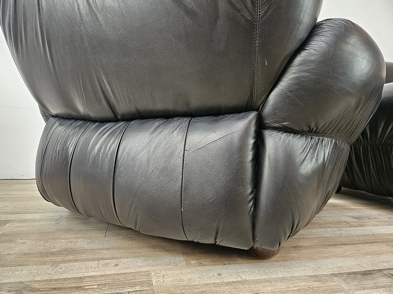 Black leather club chairs 17