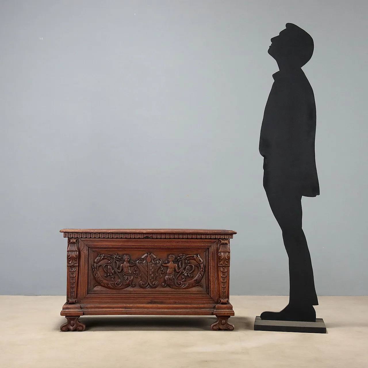Walnut chest with Baroque carvings, 19th century 2