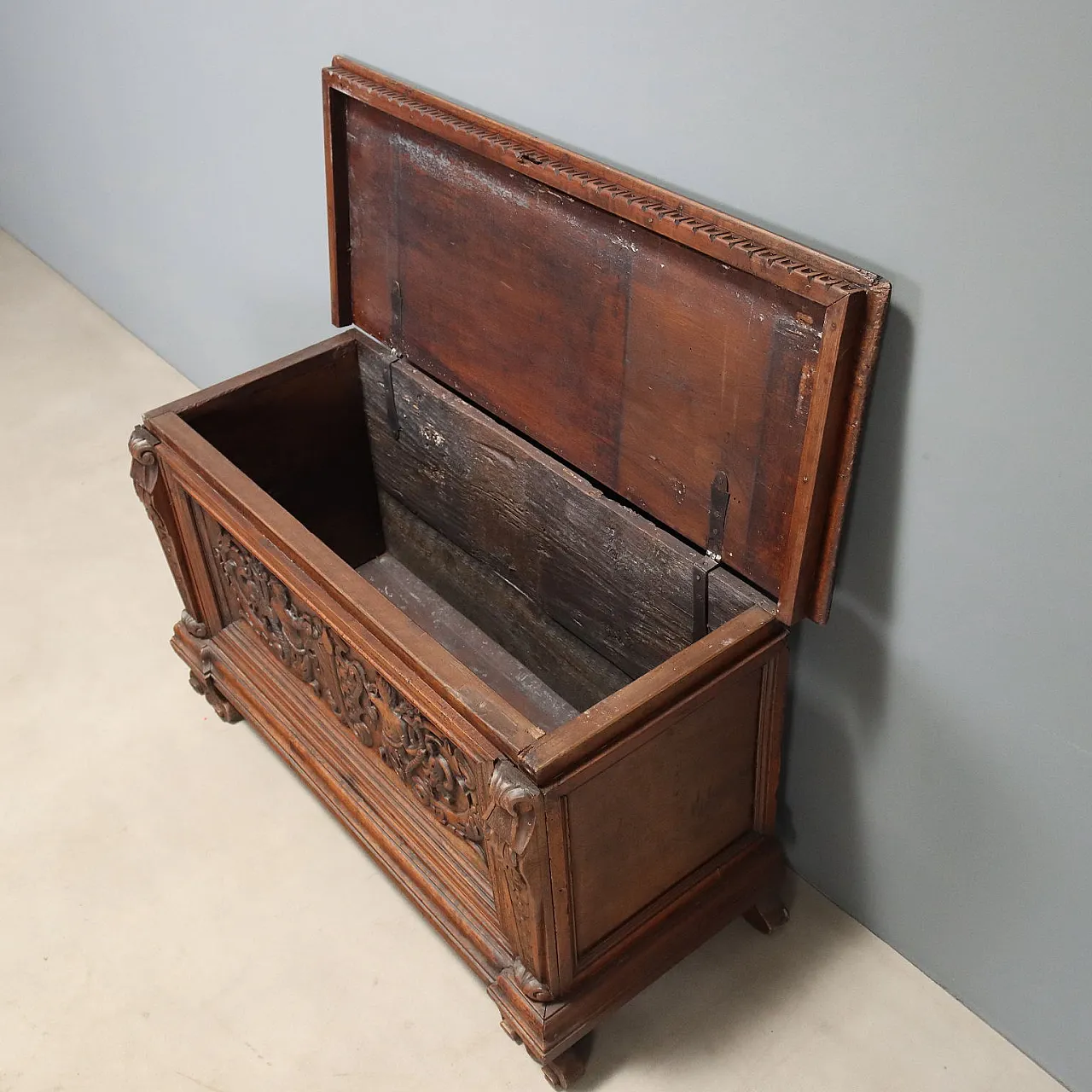 Walnut chest with Baroque carvings, 19th century 3