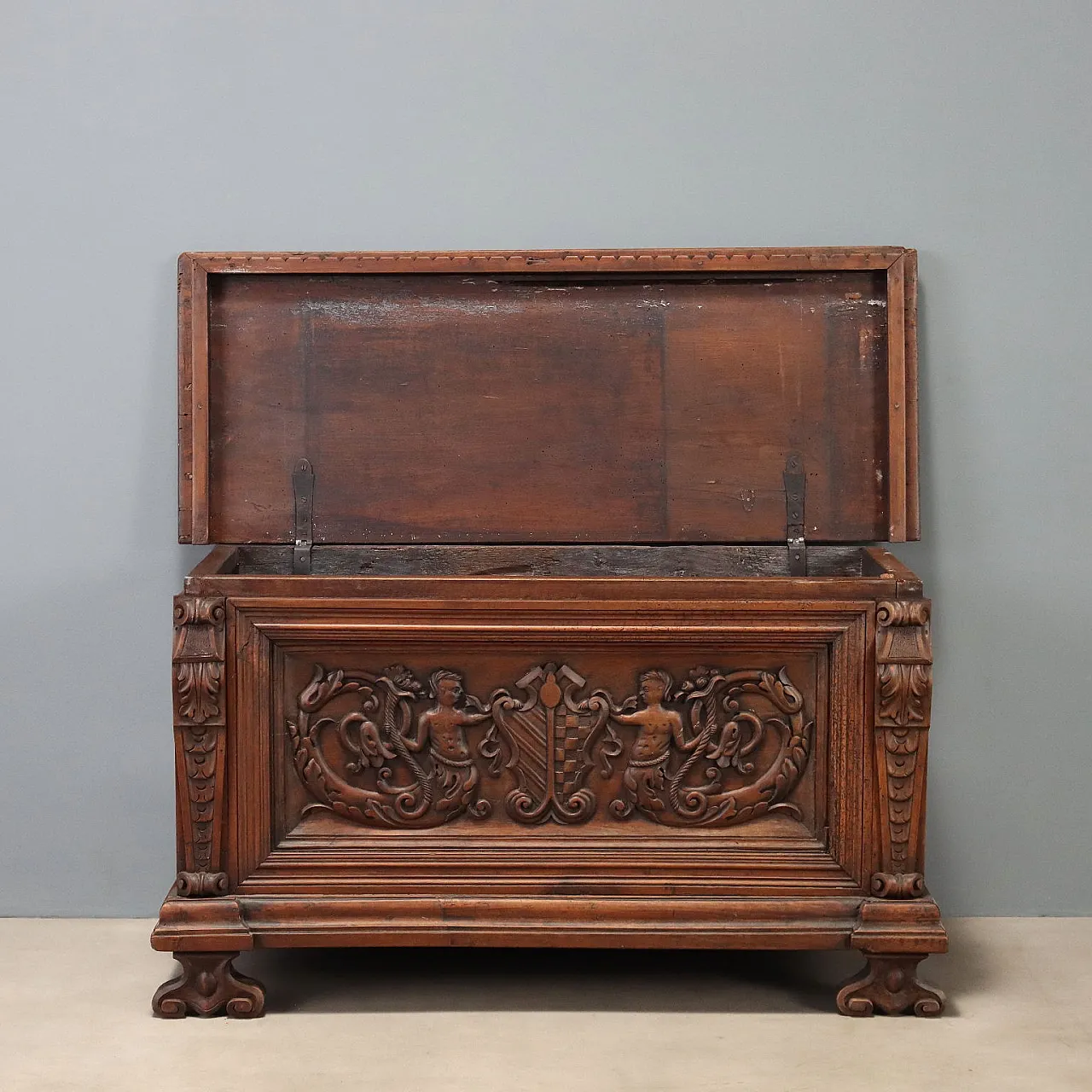 Walnut chest with Baroque carvings, 19th century 4