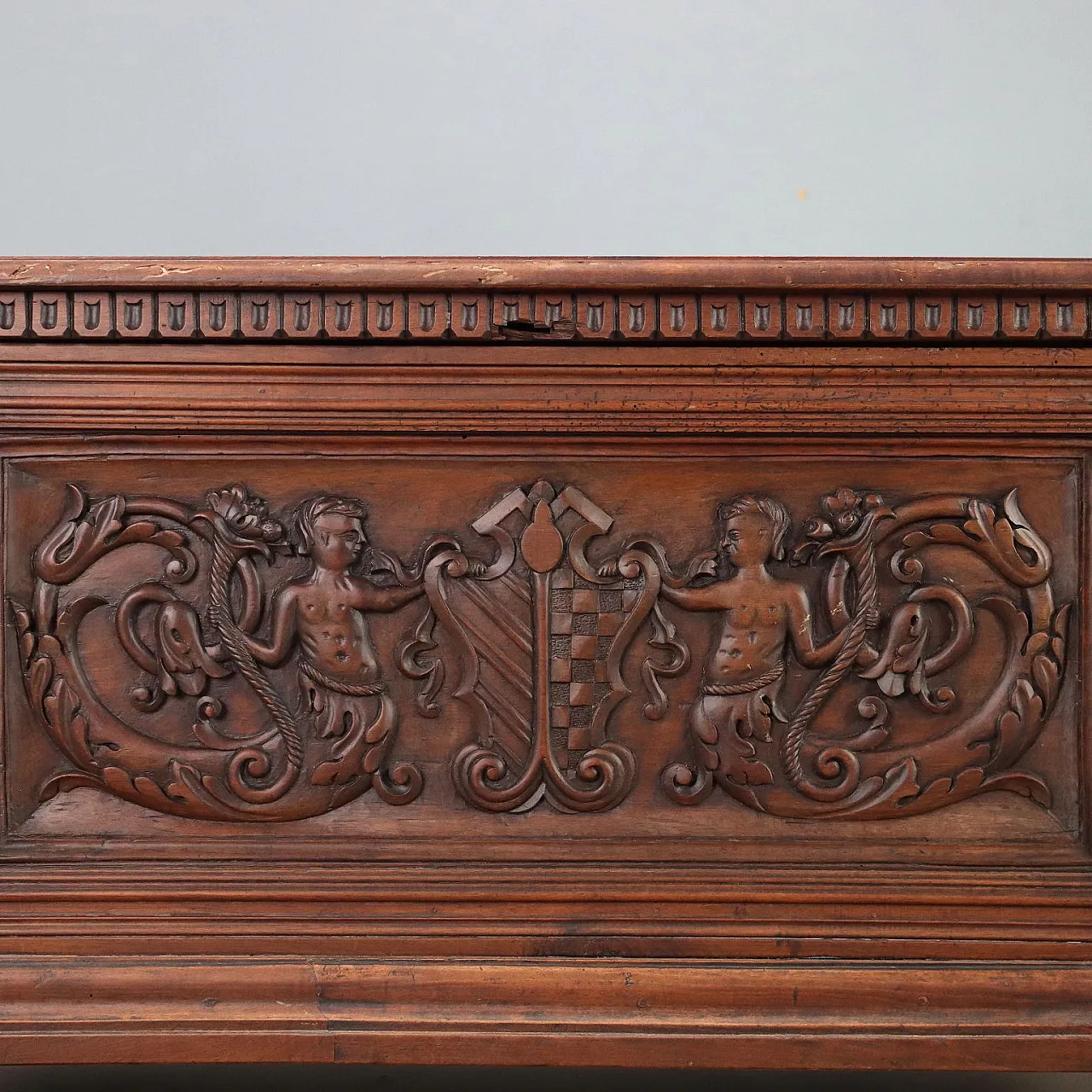 Walnut chest with Baroque carvings, 19th century 6