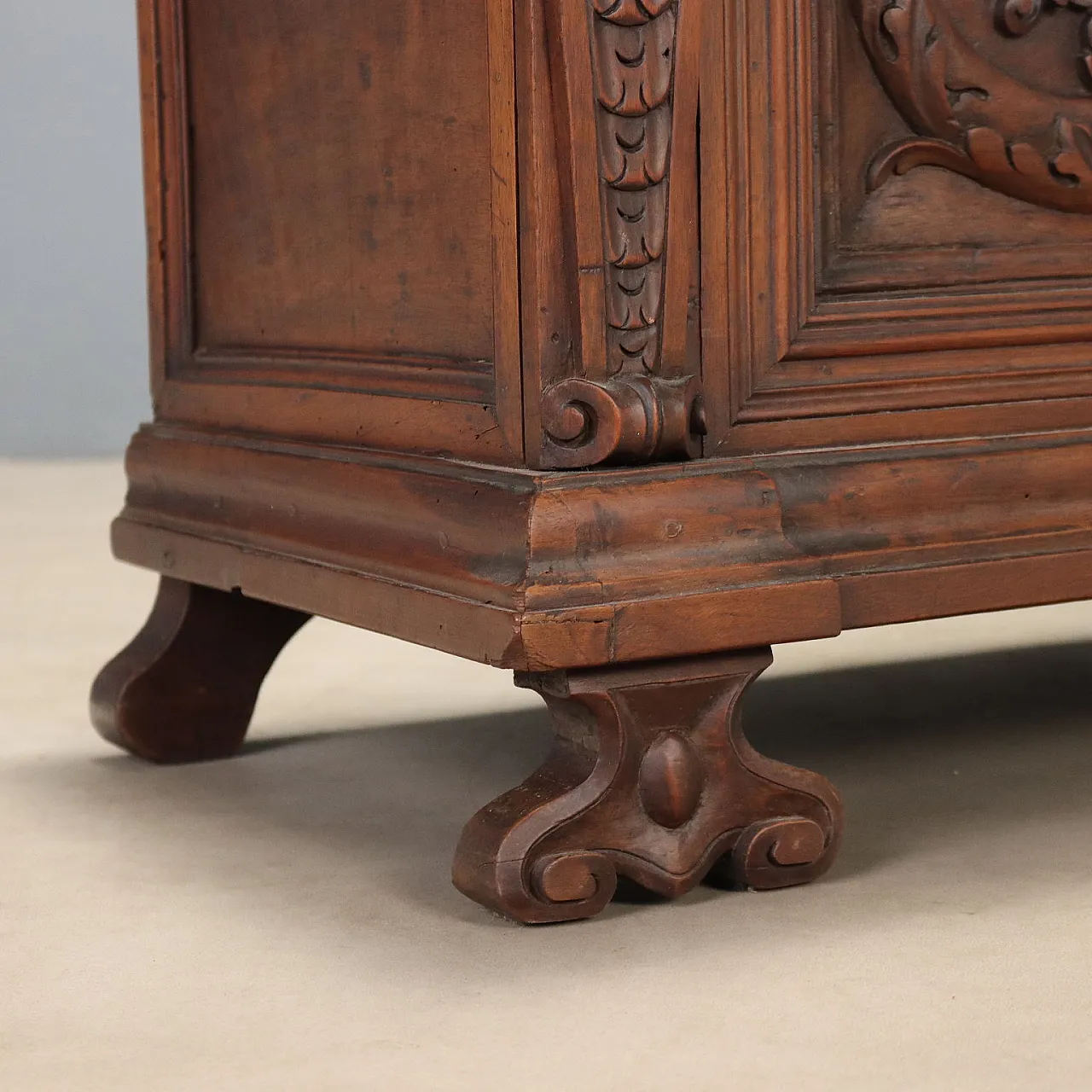 Walnut chest with Baroque carvings, 19th century 8
