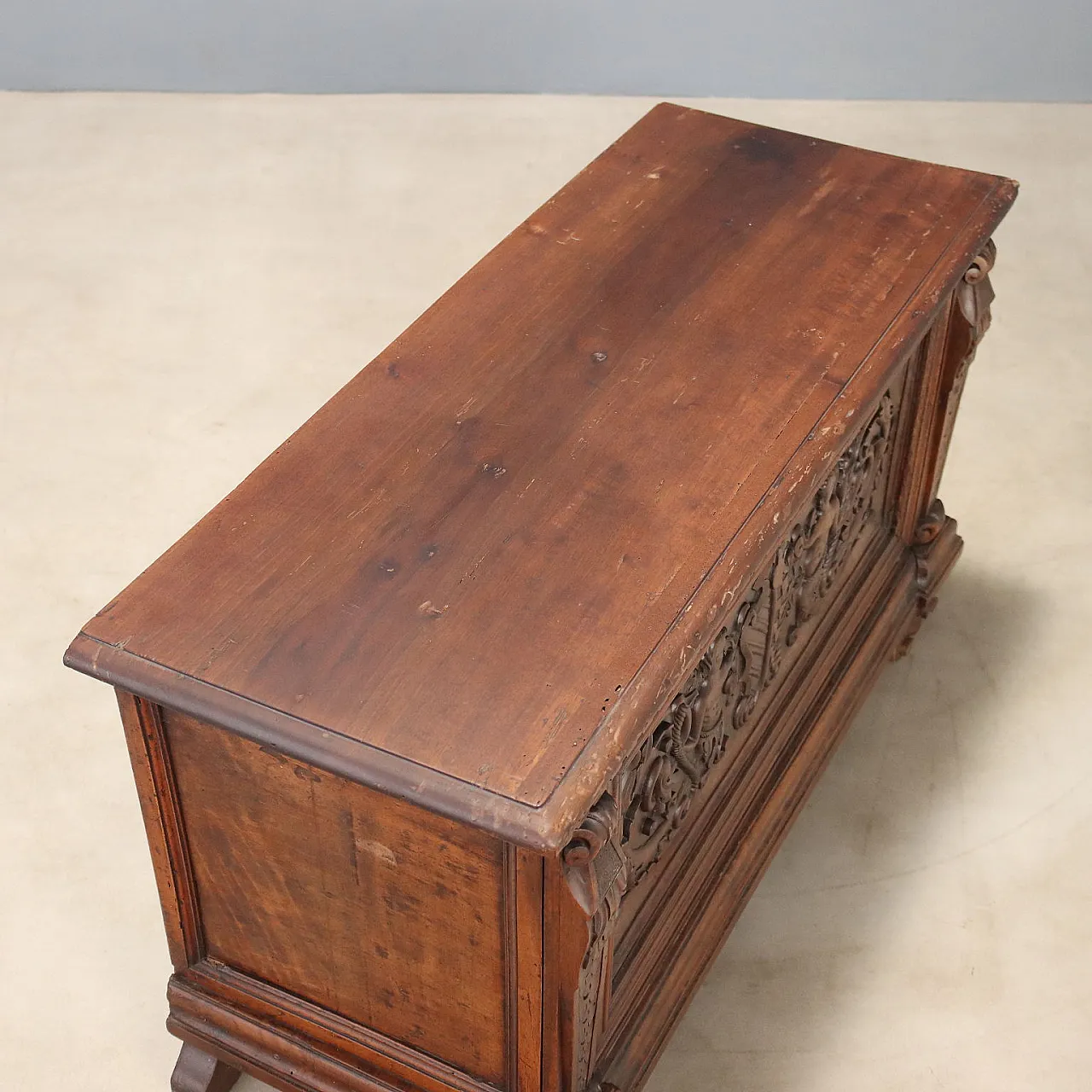 Walnut chest with Baroque carvings, 19th century 9