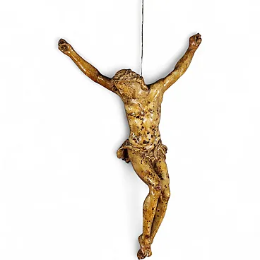 Crocefisso in legno intagliato e laccato, '700