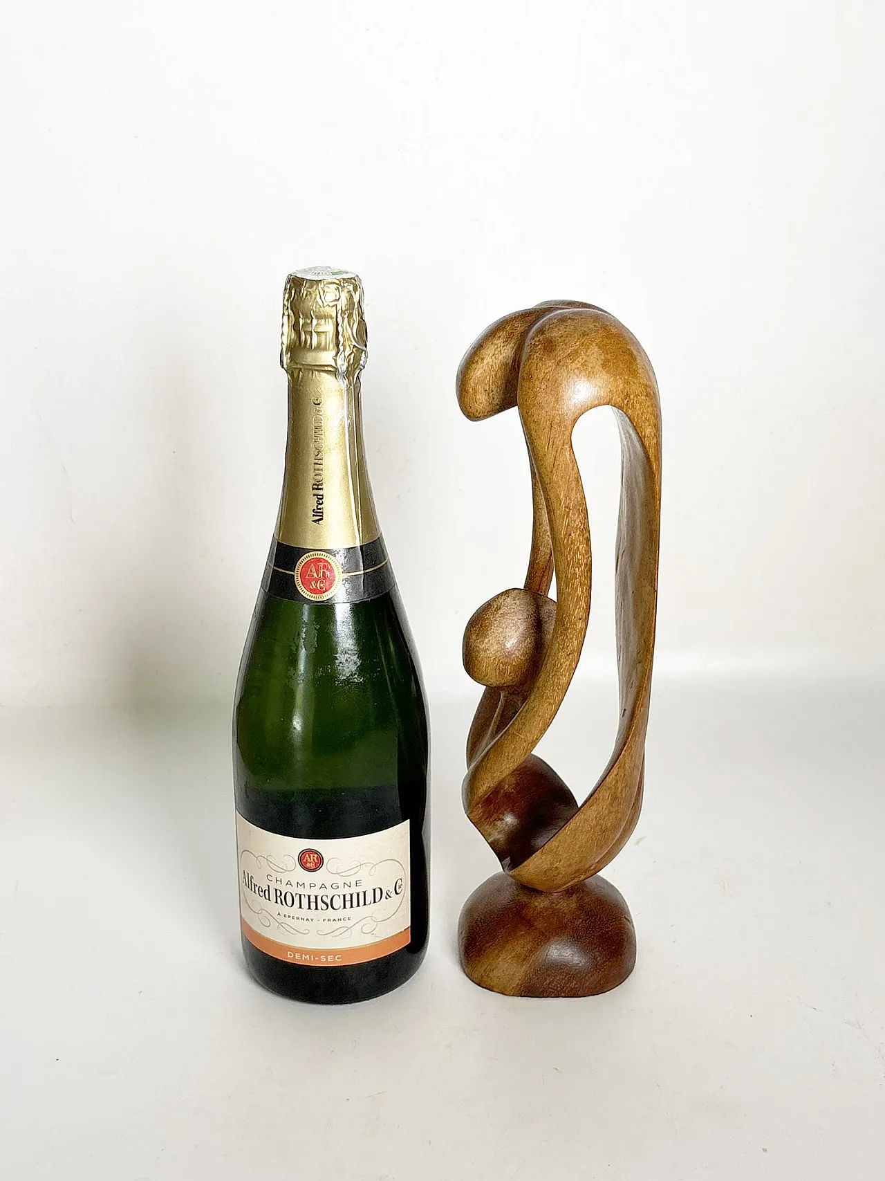 Scultura in legno raffigurante una donna e un bambino, anni '60 3