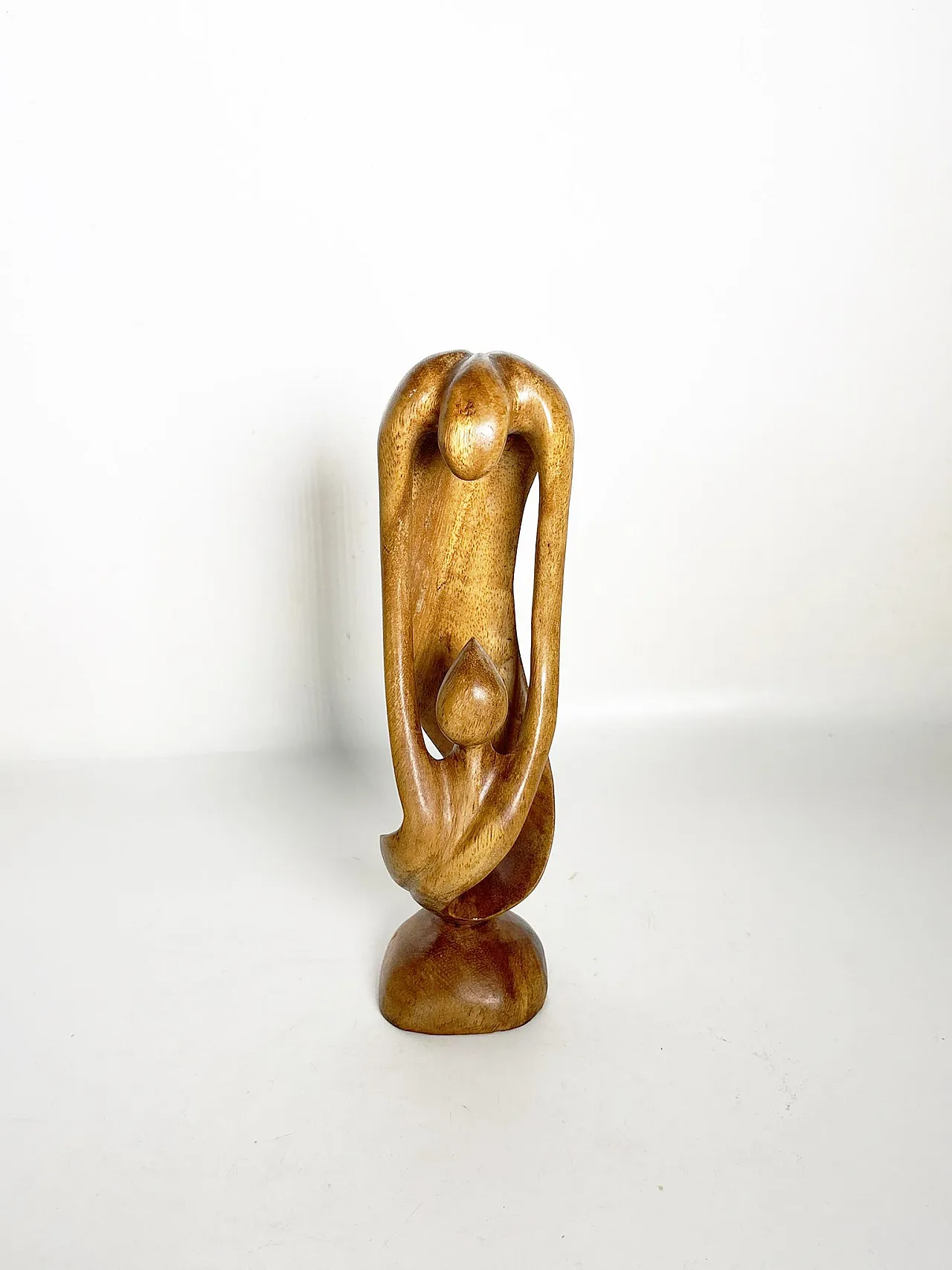 Scultura in legno raffigurante una donna e un bambino, anni '60 4