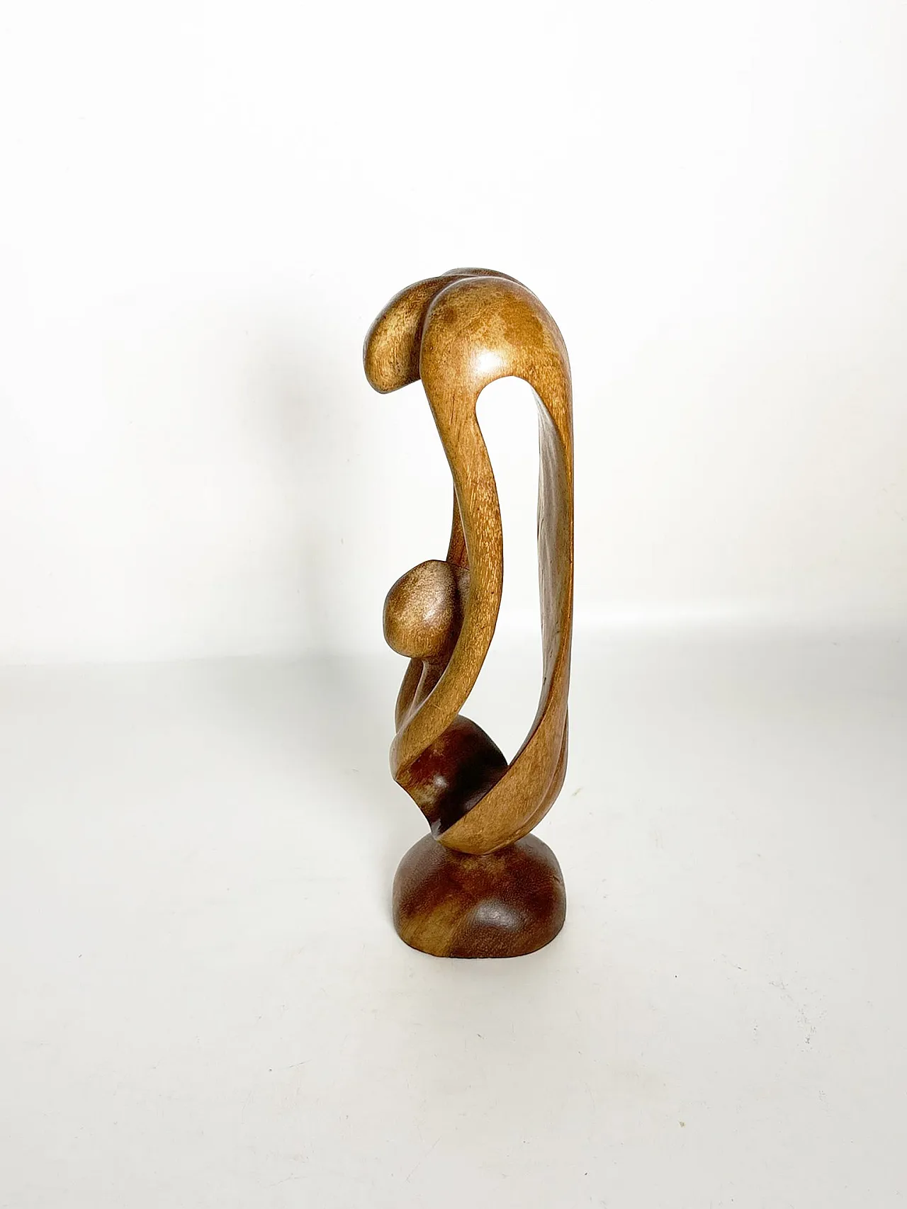 Scultura in legno raffigurante una donna e un bambino, anni '60 5