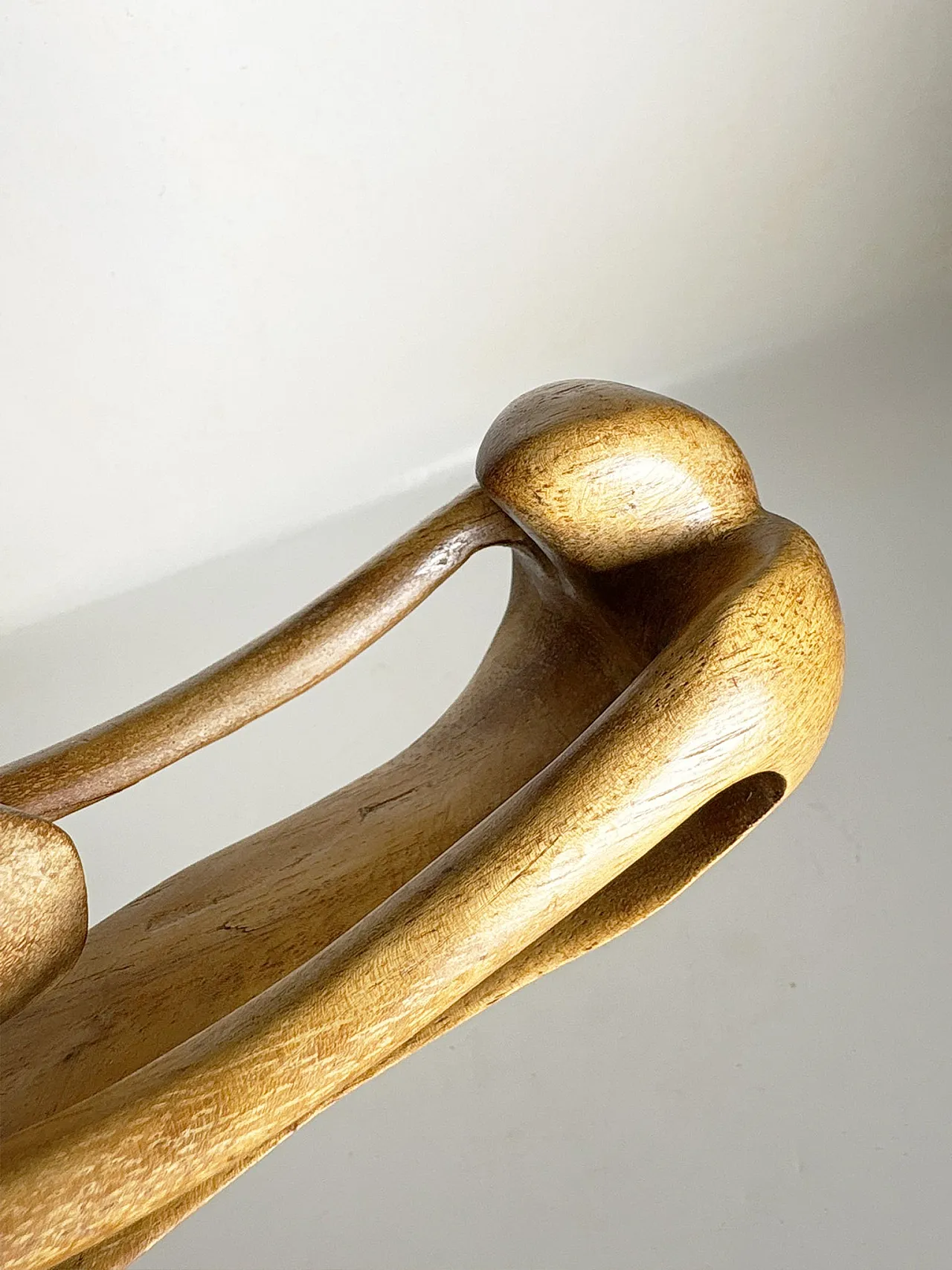 Scultura in legno raffigurante una donna e un bambino, anni '60 9