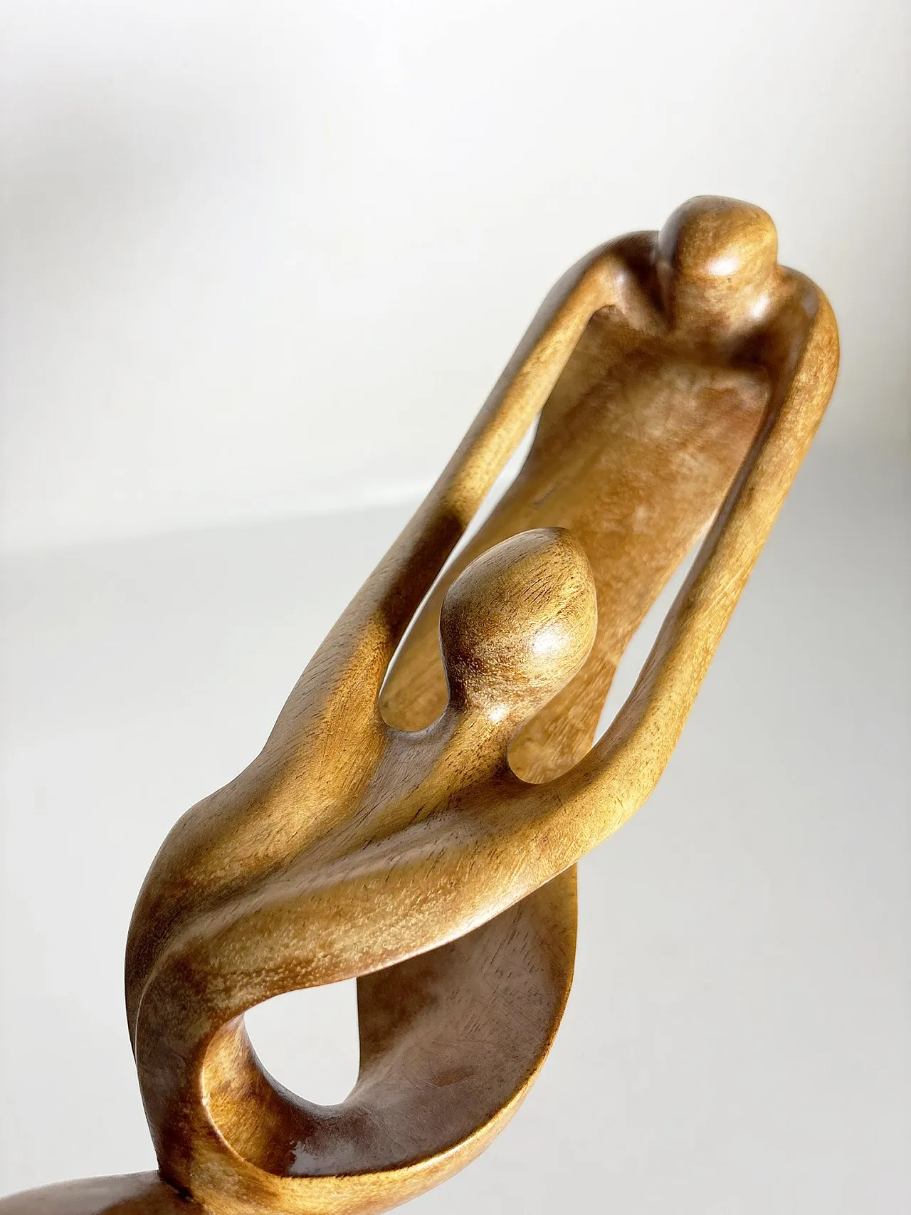 Scultura in legno raffigurante una donna e un bambino, anni '60 10